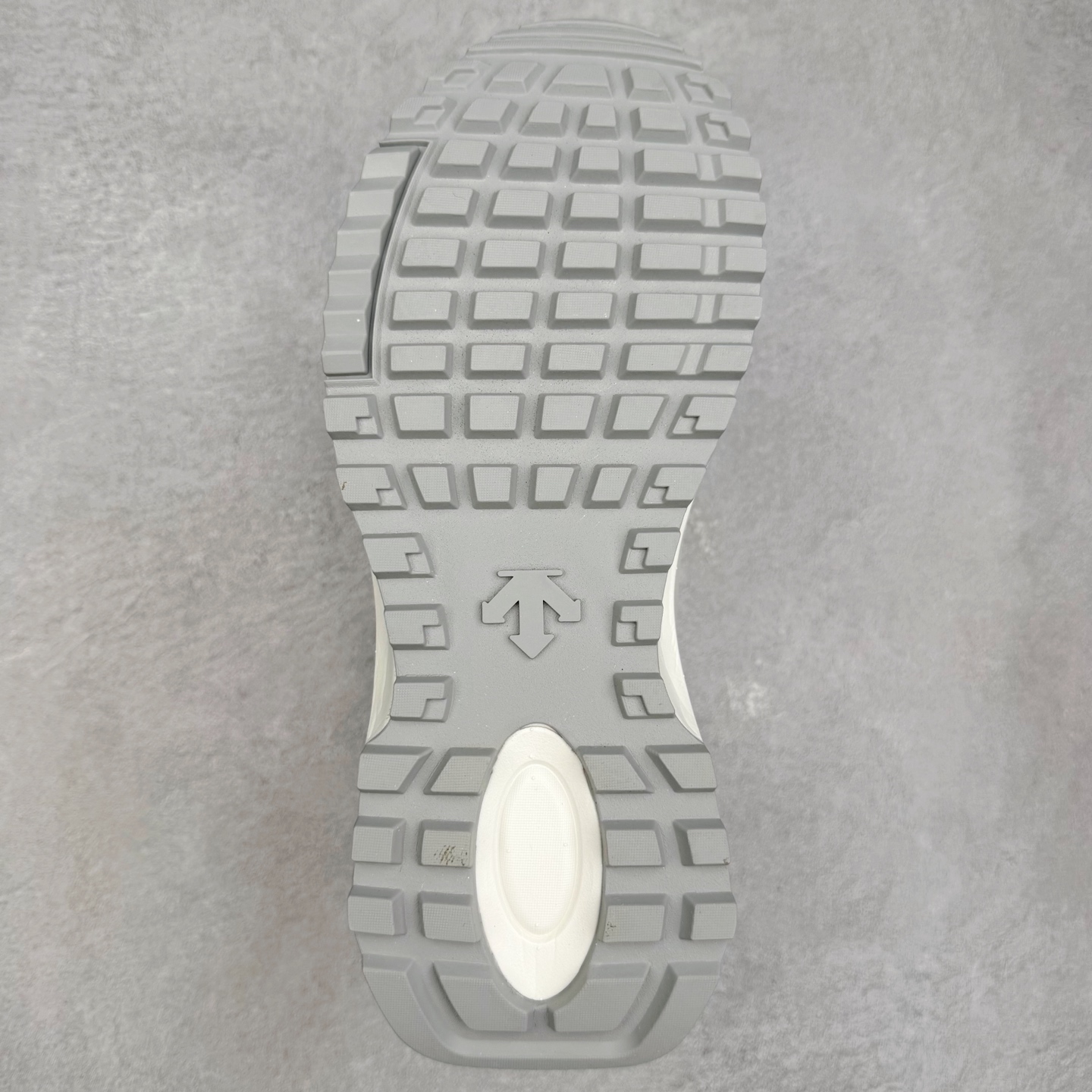 图片[9]-DESCENTE DUALIS 迪桑特都市通勤 DSR 时尚舒适耐磨低帮生活休闲鞋 DESCENTE（迪桑特）创立于1935年，品牌名取自法语词汇，意为“滑降”。品牌箭头标识代表滑雪的三种技术“高速直线滑行”、“穿越”和“侧滑”，也寓意品牌在打造高端专业运动产品中不断追求完美的创新精神，致力于成为中国高端专业滑雪、综训、女子、铁人三项、高尔夫的第一品牌。实拍调校N版已经零色差零失真 百分百还原实物色彩所见即所得 不存在货不对板色差等低级问题 选购参考实物拍摄 不混卖不参货 只用心做好货严格选品 承诺混一赔十 尺码：36 36.5 37.5 38 38.5 39 40 40.5 41 42 42.5 43 44 44.5 45-选品中心