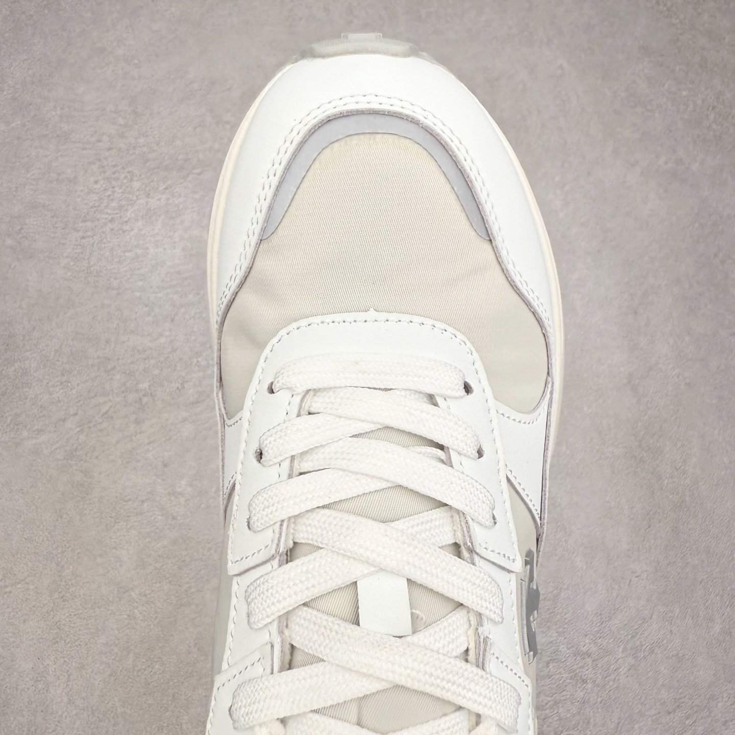 图片[4]-DESCENTE DUALIS 迪桑特都市通勤 DSR 时尚舒适耐磨低帮生活休闲鞋 DESCENTE（迪桑特）创立于1935年，品牌名取自法语词汇，意为“滑降”。品牌箭头标识代表滑雪的三种技术“高速直线滑行”、“穿越”和“侧滑”，也寓意品牌在打造高端专业运动产品中不断追求完美的创新精神，致力于成为中国高端专业滑雪、综训、女子、铁人三项、高尔夫的第一品牌。实拍调校N版已经零色差零失真 百分百还原实物色彩所见即所得 不存在货不对板色差等低级问题 选购参考实物拍摄 不混卖不参货 只用心做好货严格选品 承诺混一赔十 尺码：36 36.5 37.5 38 38.5 39 40 40.5 41 42 42.5 43 44 44.5 45-选品中心