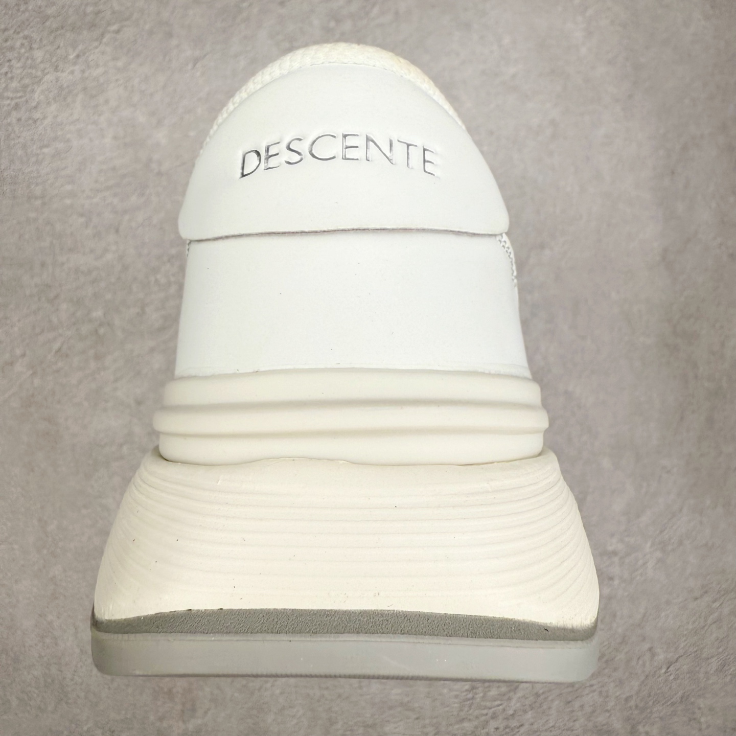 图片[8]-DESCENTE DUALIS 迪桑特都市通勤 DSR 时尚舒适耐磨低帮生活休闲鞋 DESCENTE（迪桑特）创立于1935年，品牌名取自法语词汇，意为“滑降”。品牌箭头标识代表滑雪的三种技术“高速直线滑行”、“穿越”和“侧滑”，也寓意品牌在打造高端专业运动产品中不断追求完美的创新精神，致力于成为中国高端专业滑雪、综训、女子、铁人三项、高尔夫的第一品牌。实拍调校N版已经零色差零失真 百分百还原实物色彩所见即所得 不存在货不对板色差等低级问题 选购参考实物拍摄 不混卖不参货 只用心做好货严格选品 承诺混一赔十 尺码：36 36.5 37.5 38 38.5 39 40 40.5 41 42 42.5 43 44 44.5 45-选品中心
