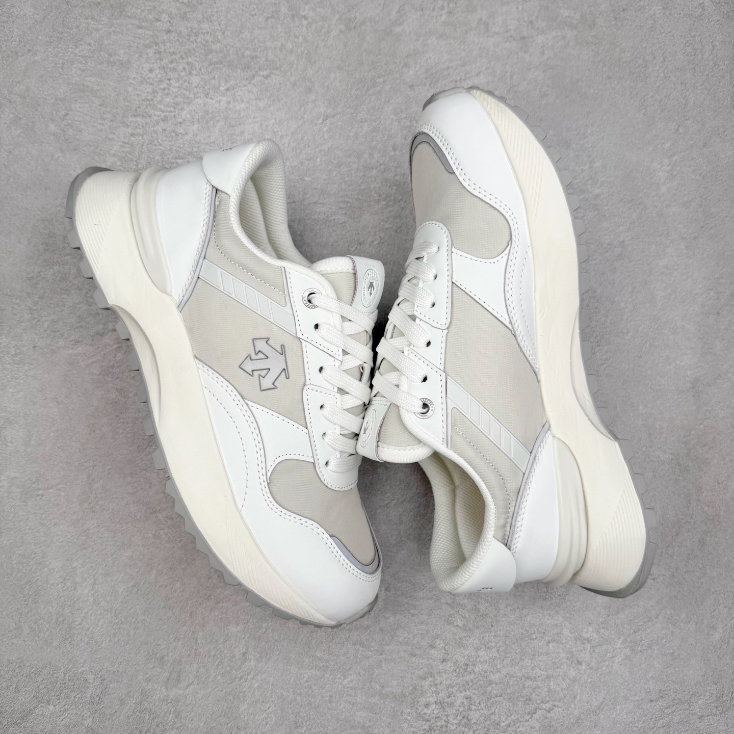 图片[3]-DESCENTE DUALIS 迪桑特都市通勤 DSR 时尚舒适耐磨低帮生活休闲鞋 DESCENTE（迪桑特）创立于1935年，品牌名取自法语词汇，意为“滑降”。品牌箭头标识代表滑雪的三种技术“高速直线滑行”、“穿越”和“侧滑”，也寓意品牌在打造高端专业运动产品中不断追求完美的创新精神，致力于成为中国高端专业滑雪、综训、女子、铁人三项、高尔夫的第一品牌。实拍调校N版已经零色差零失真 百分百还原实物色彩所见即所得 不存在货不对板色差等低级问题 选购参考实物拍摄 不混卖不参货 只用心做好货严格选品 承诺混一赔十 尺码：36 36.5 37.5 38 38.5 39 40 40.5 41 42 42.5 43 44 44.5 45-选品中心