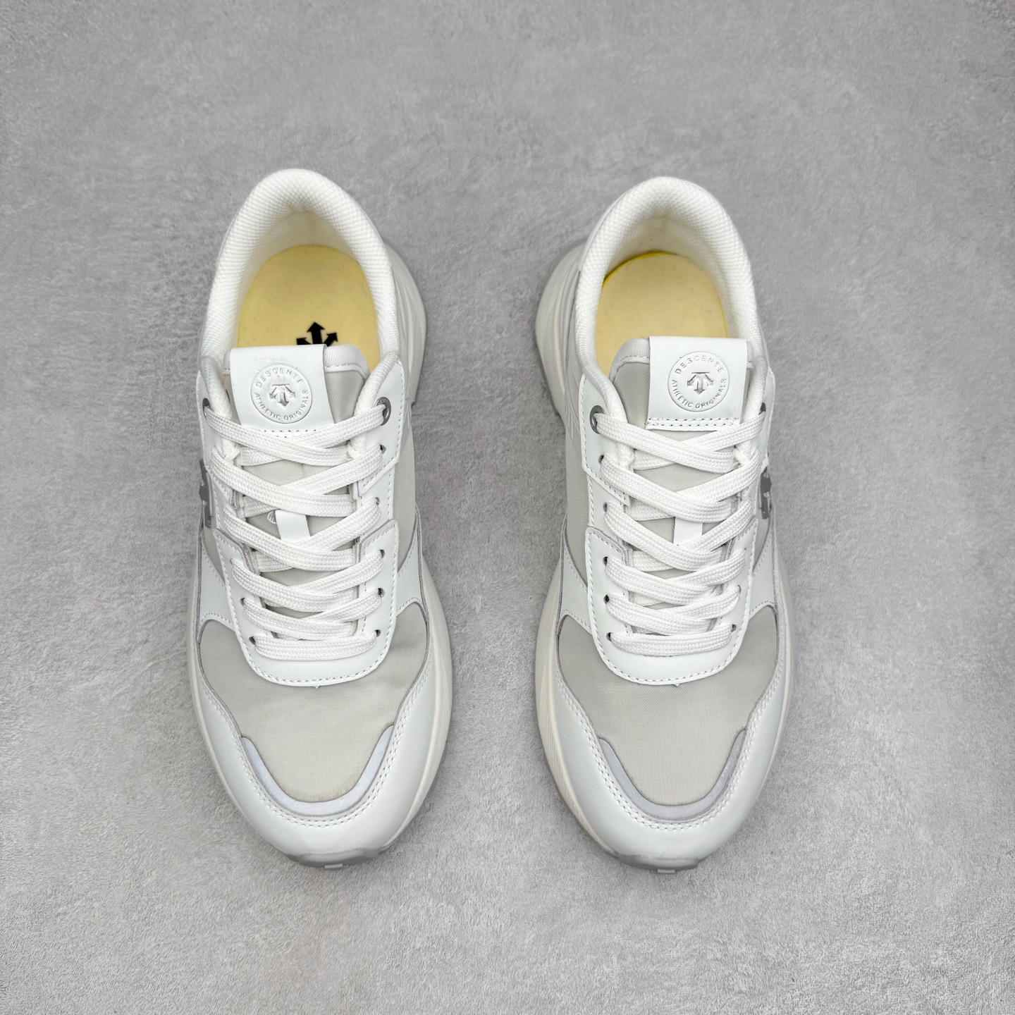 图片[2]-DESCENTE DUALIS 迪桑特都市通勤 DSR 时尚舒适耐磨低帮生活休闲鞋 DESCENTE（迪桑特）创立于1935年，品牌名取自法语词汇，意为“滑降”。品牌箭头标识代表滑雪的三种技术“高速直线滑行”、“穿越”和“侧滑”，也寓意品牌在打造高端专业运动产品中不断追求完美的创新精神，致力于成为中国高端专业滑雪、综训、女子、铁人三项、高尔夫的第一品牌。实拍调校N版已经零色差零失真 百分百还原实物色彩所见即所得 不存在货不对板色差等低级问题 选购参考实物拍摄 不混卖不参货 只用心做好货严格选品 承诺混一赔十 尺码：36 36.5 37.5 38 38.5 39 40 40.5 41 42 42.5 43 44 44.5 45-选品中心