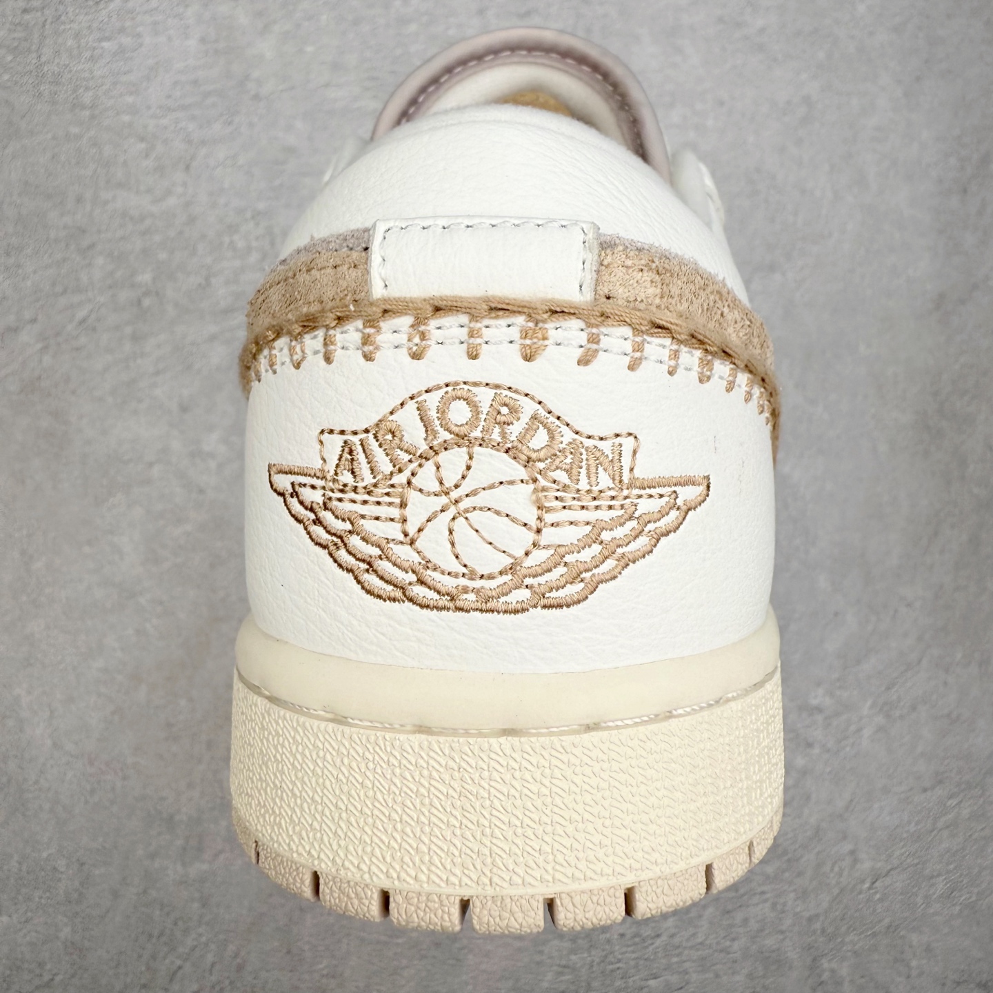 图片[8]-＃K版 Air Jordan AJ1 Low 低帮 HV4268-120 全新流水线出品 DT版本唯一平替选择 市场第二梯队最强版 全部原鞋开发 原楦原纸板开发 全鞋电脑针车 原厂内置全掌气垫 原盒内在原标 唯一Zp原版鞋带绑法 免检产品 全新2022版型 全头层皮料 完美零毛边处理 原厂配置全掌气垫 价格定位良心 几十个配色陆续出货 实拍调校N版已经零色差零失真 百分百还原实物色彩所见即所得 不存在货不对板色差等低级问题 选购参考实物拍摄 不混卖不参货 只用心做好货严格选品 承诺混一赔十 尺码：36 36.5 37.5 38 38.5 39 40 40.5 41 42 42.5 43 44 44.5 45-选品中心