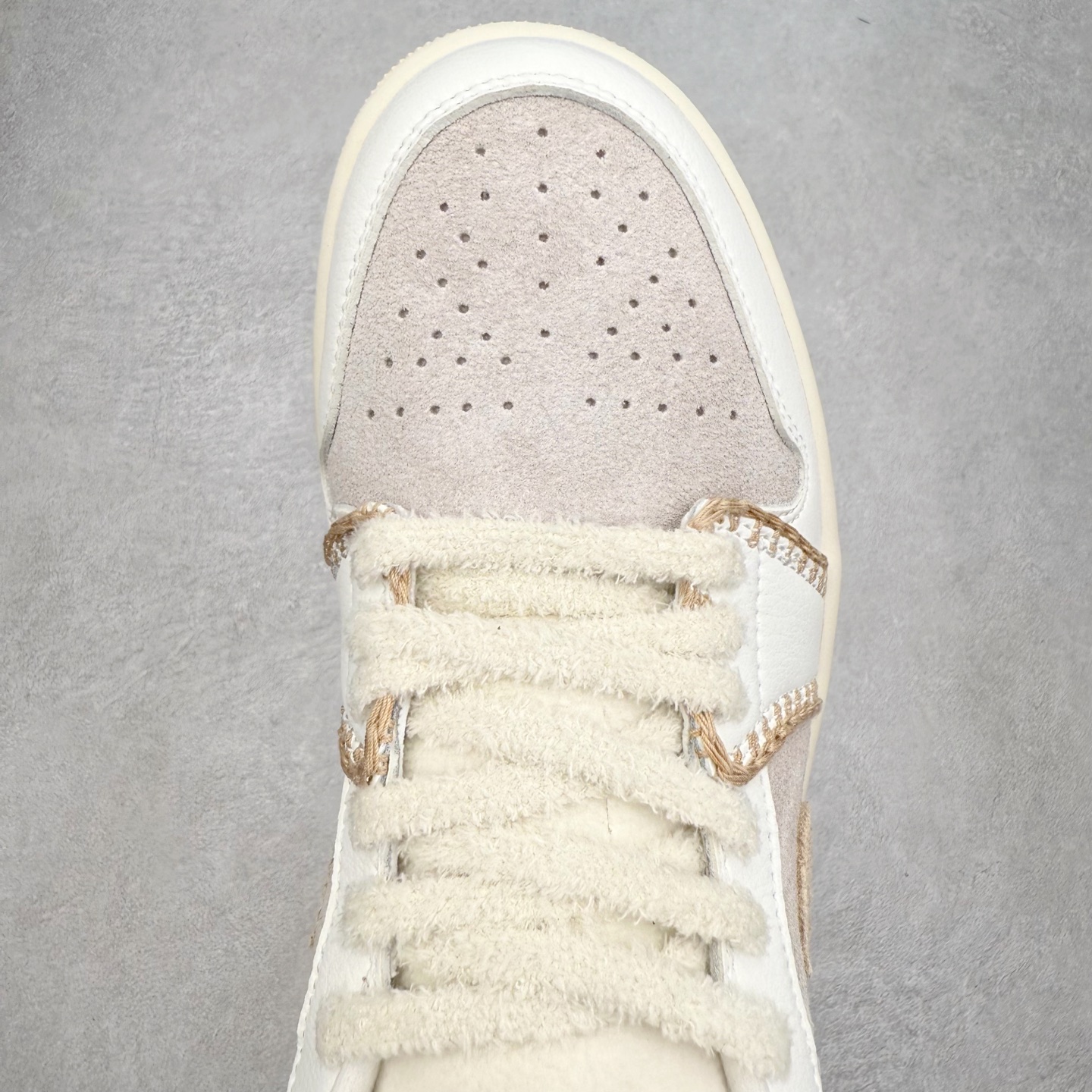 图片[4]-＃K版 Air Jordan AJ1 Low 低帮 HV4268-120 全新流水线出品 DT版本唯一平替选择 市场第二梯队最强版 全部原鞋开发 原楦原纸板开发 全鞋电脑针车 原厂内置全掌气垫 原盒内在原标 唯一Zp原版鞋带绑法 免检产品 全新2022版型 全头层皮料 完美零毛边处理 原厂配置全掌气垫 价格定位良心 几十个配色陆续出货 实拍调校N版已经零色差零失真 百分百还原实物色彩所见即所得 不存在货不对板色差等低级问题 选购参考实物拍摄 不混卖不参货 只用心做好货严格选品 承诺混一赔十 尺码：36 36.5 37.5 38 38.5 39 40 40.5 41 42 42.5 43 44 44.5 45-选品中心