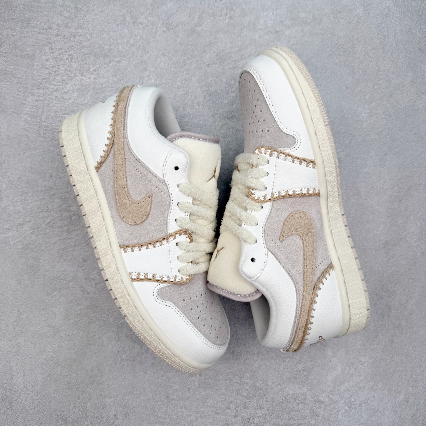 图片[3]-＃K版 Air Jordan AJ1 Low 低帮 HV4268-120 全新流水线出品 DT版本唯一平替选择 市场第二梯队最强版 全部原鞋开发 原楦原纸板开发 全鞋电脑针车 原厂内置全掌气垫 原盒内在原标 唯一Zp原版鞋带绑法 免检产品 全新2022版型 全头层皮料 完美零毛边处理 原厂配置全掌气垫 价格定位良心 几十个配色陆续出货 实拍调校N版已经零色差零失真 百分百还原实物色彩所见即所得 不存在货不对板色差等低级问题 选购参考实物拍摄 不混卖不参货 只用心做好货严格选品 承诺混一赔十 尺码：36 36.5 37.5 38 38.5 39 40 40.5 41 42 42.5 43 44 44.5 45-选品中心