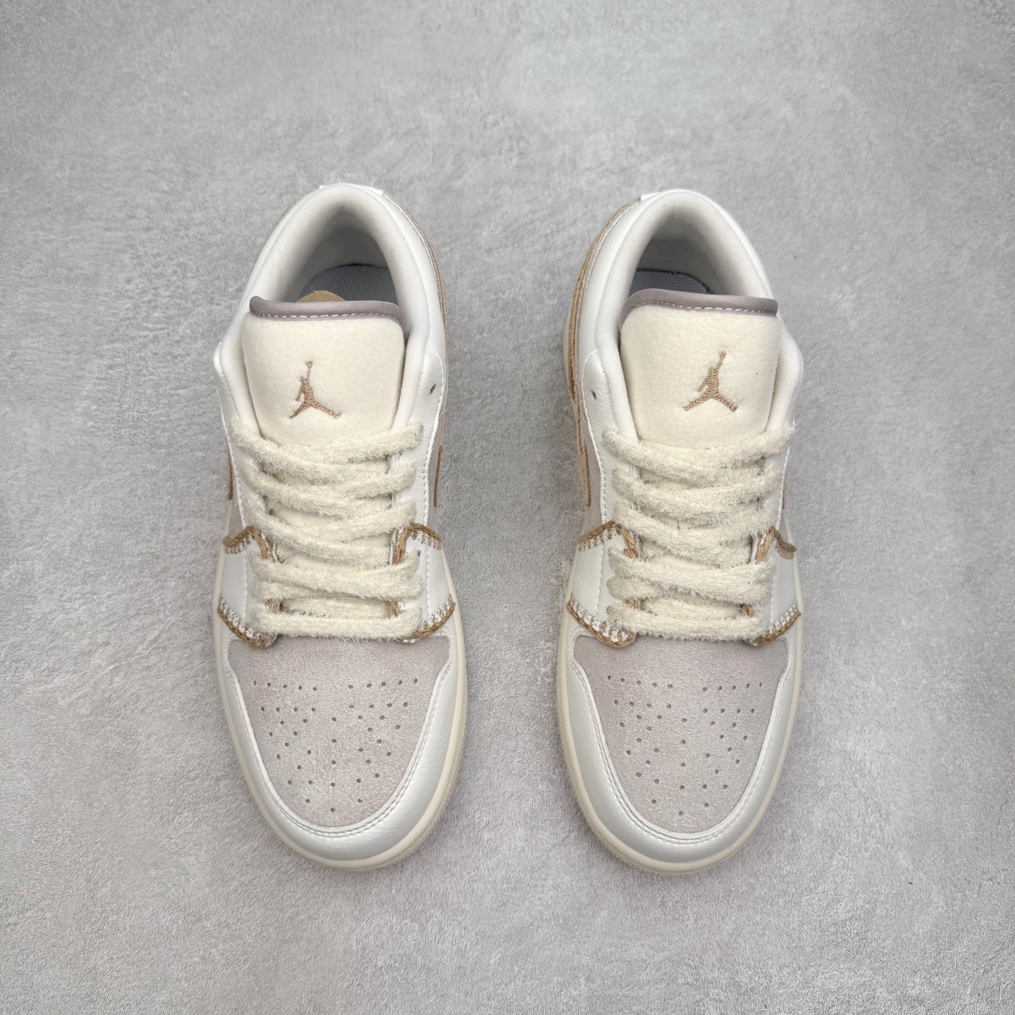 图片[2]-＃K版 Air Jordan AJ1 Low 低帮 HV4268-120 全新流水线出品 DT版本唯一平替选择 市场第二梯队最强版 全部原鞋开发 原楦原纸板开发 全鞋电脑针车 原厂内置全掌气垫 原盒内在原标 唯一Zp原版鞋带绑法 免检产品 全新2022版型 全头层皮料 完美零毛边处理 原厂配置全掌气垫 价格定位良心 几十个配色陆续出货 实拍调校N版已经零色差零失真 百分百还原实物色彩所见即所得 不存在货不对板色差等低级问题 选购参考实物拍摄 不混卖不参货 只用心做好货严格选品 承诺混一赔十 尺码：36 36.5 37.5 38 38.5 39 40 40.5 41 42 42.5 43 44 44.5 45-选品中心