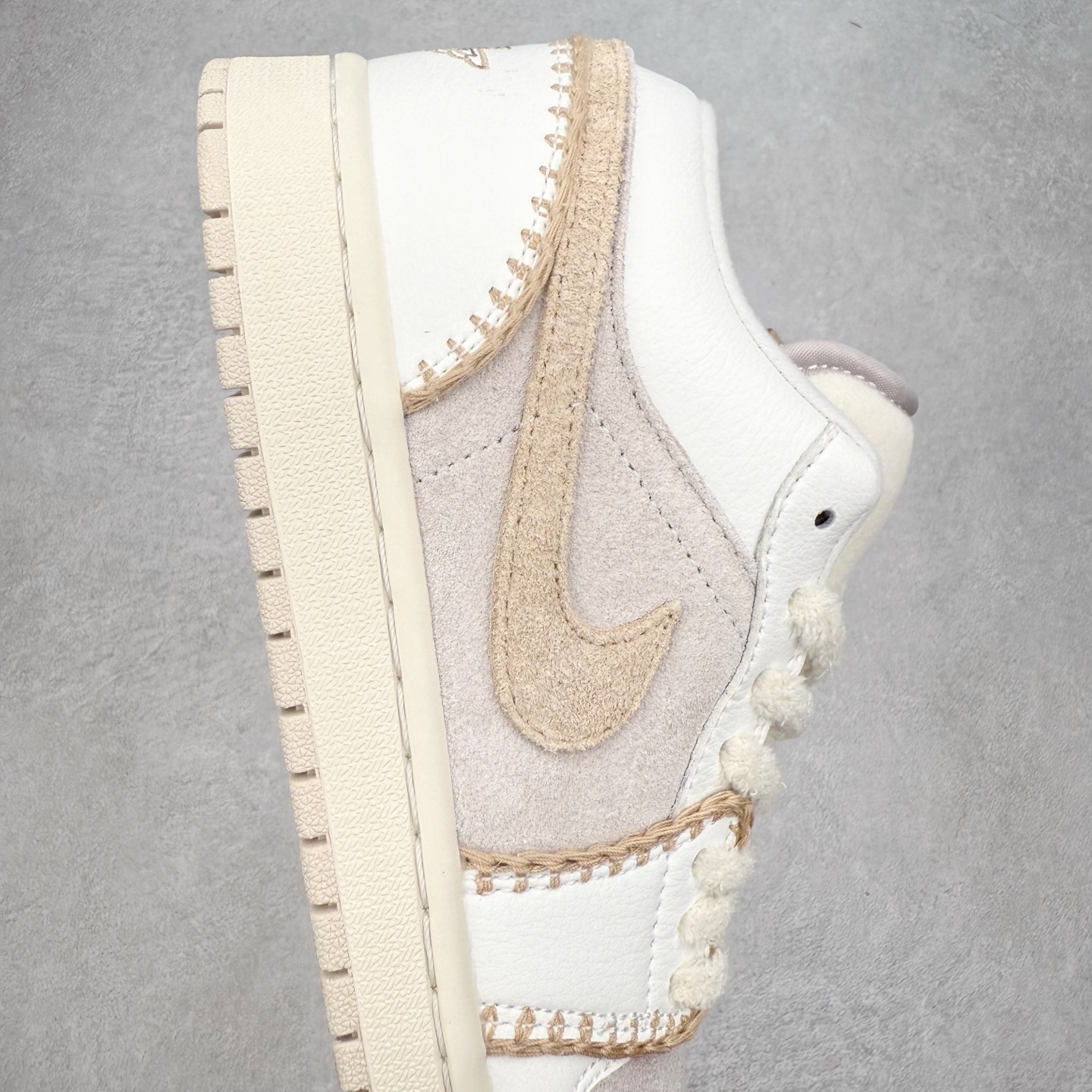 图片[6]-＃K版 Air Jordan AJ1 Low 低帮 HV4268-120 全新流水线出品 DT版本唯一平替选择 市场第二梯队最强版 全部原鞋开发 原楦原纸板开发 全鞋电脑针车 原厂内置全掌气垫 原盒内在原标 唯一Zp原版鞋带绑法 免检产品 全新2022版型 全头层皮料 完美零毛边处理 原厂配置全掌气垫 价格定位良心 几十个配色陆续出货 实拍调校N版已经零色差零失真 百分百还原实物色彩所见即所得 不存在货不对板色差等低级问题 选购参考实物拍摄 不混卖不参货 只用心做好货严格选品 承诺混一赔十 尺码：36 36.5 37.5 38 38.5 39 40 40.5 41 42 42.5 43 44 44.5 45-选品中心