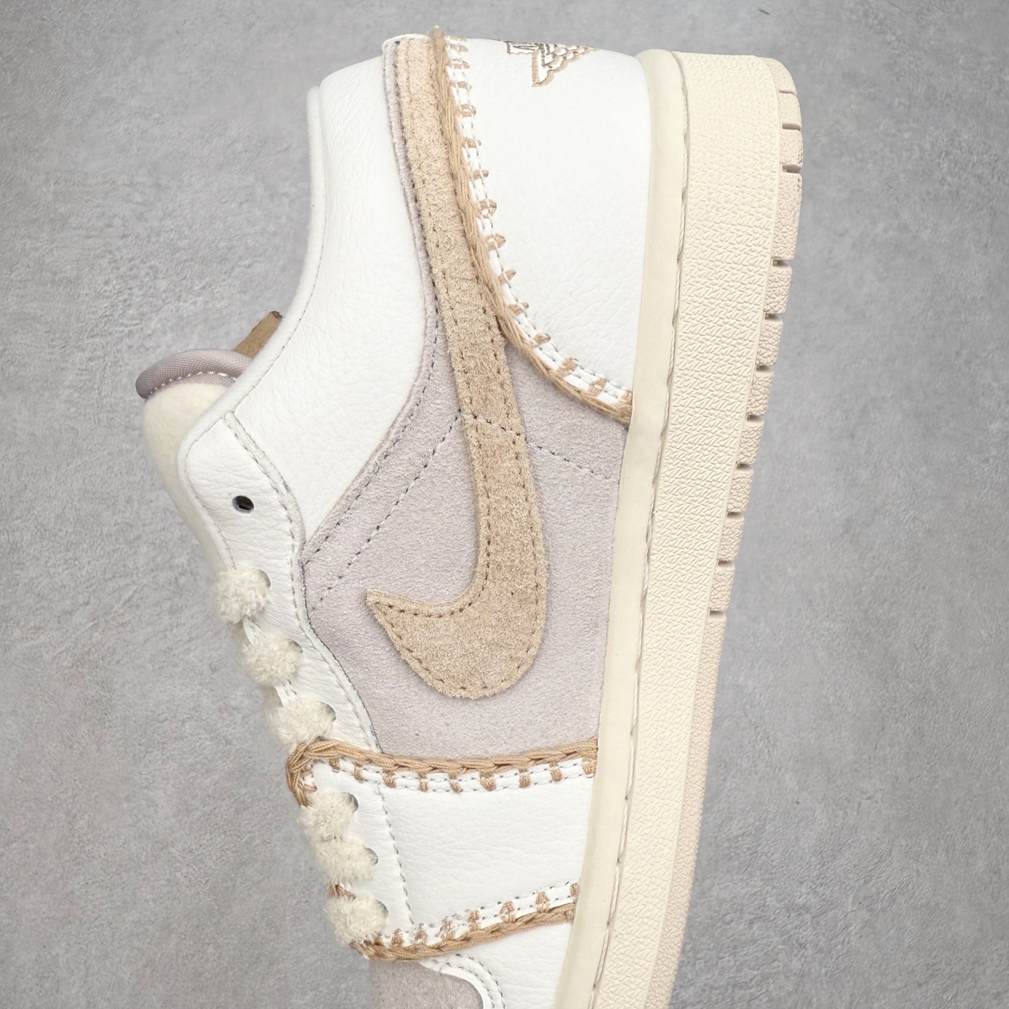 图片[7]-＃K版 Air Jordan AJ1 Low 低帮 HV4268-120 全新流水线出品 DT版本唯一平替选择 市场第二梯队最强版 全部原鞋开发 原楦原纸板开发 全鞋电脑针车 原厂内置全掌气垫 原盒内在原标 唯一Zp原版鞋带绑法 免检产品 全新2022版型 全头层皮料 完美零毛边处理 原厂配置全掌气垫 价格定位良心 几十个配色陆续出货 实拍调校N版已经零色差零失真 百分百还原实物色彩所见即所得 不存在货不对板色差等低级问题 选购参考实物拍摄 不混卖不参货 只用心做好货严格选品 承诺混一赔十 尺码：36 36.5 37.5 38 38.5 39 40 40.5 41 42 42.5 43 44 44.5 45-选品中心