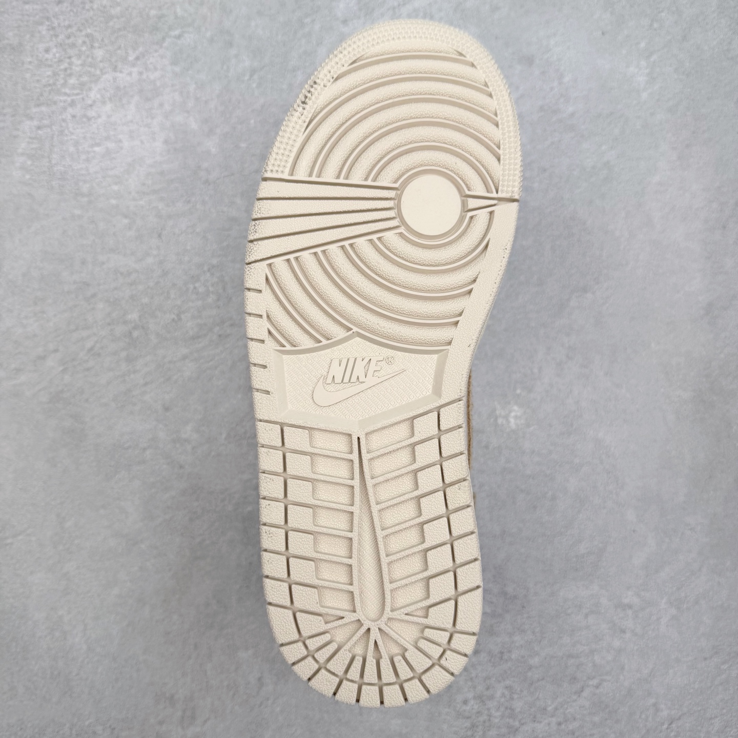 图片[9]-＃K版 Air Jordan AJ1 Low 低帮 HV4268-120 全新流水线出品 DT版本唯一平替选择 市场第二梯队最强版 全部原鞋开发 原楦原纸板开发 全鞋电脑针车 原厂内置全掌气垫 原盒内在原标 唯一Zp原版鞋带绑法 免检产品 全新2022版型 全头层皮料 完美零毛边处理 原厂配置全掌气垫 价格定位良心 几十个配色陆续出货 实拍调校N版已经零色差零失真 百分百还原实物色彩所见即所得 不存在货不对板色差等低级问题 选购参考实物拍摄 不混卖不参货 只用心做好货严格选品 承诺混一赔十 尺码：36 36.5 37.5 38 38.5 39 40 40.5 41 42 42.5 43 44 44.5 45-选品中心