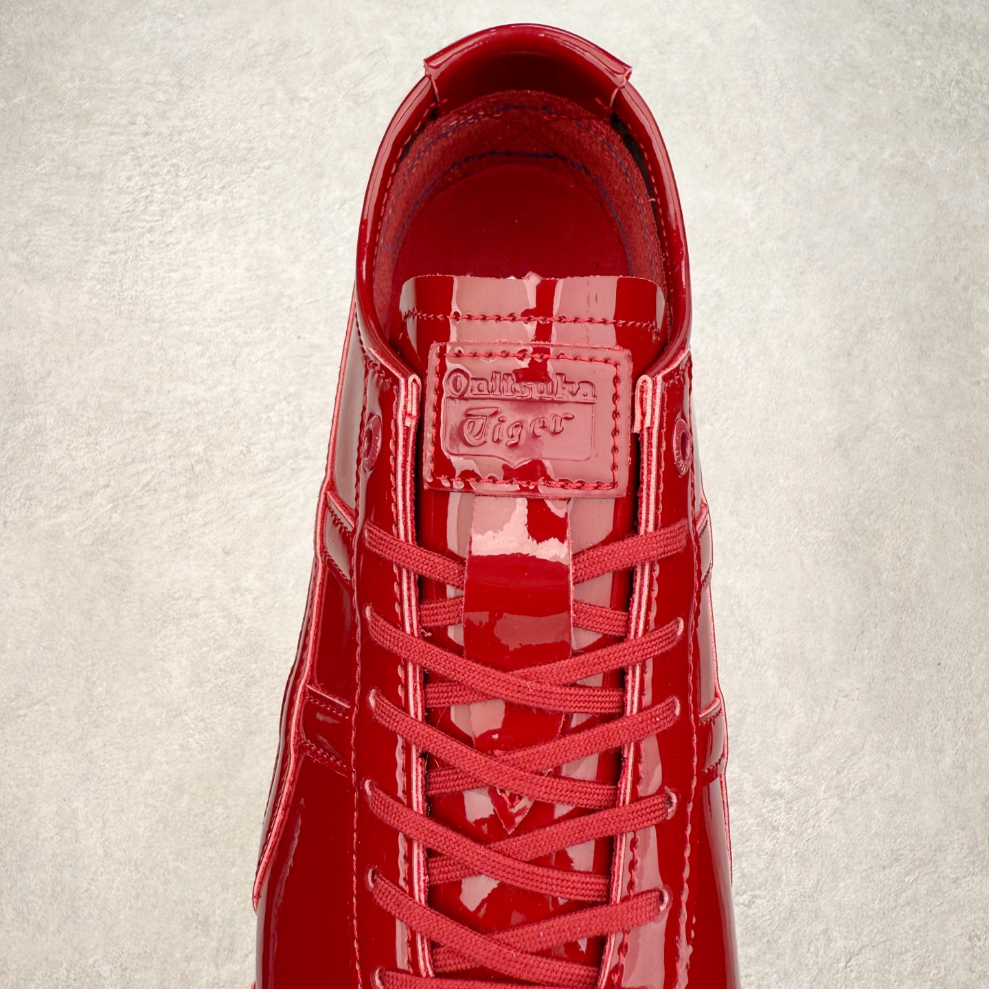 图片[5]-＃C版 Asics Onitsuka Tiger MEXICO 66 亚瑟士鬼冢虎复古经典板鞋 市场王者选手 海外订单工厂出品 长期生产补货永不断码 超成熟稳定的做工品控 原装全套纸板楦头开发 原汁原味 完美呈现版型 私模正确鞋底咬花纹路 一比一鞋头弧度高度鞋身弧度 绝不口嗨 细节品控鞋型随意秒杀市面 原档咬花纹路私模大底 一个单元有六个三角形 总体形拼接呈现花瓣状 官方四联吊牌 原装Ortholite轻量化鞋垫 原盒原配 质保卡 说明书 钢印防尘纸 纸板中底带钢印 乳胶组合鞋垫 支持全方位的对比专柜 产品从款式颜色造型上体现出追求舒适和细节的完美 鞋类更是推崇手工制作的严谨与完美 融舒适性与可穿性的设计风格 注重细节的完美和别致魅力 既保持稳重 又不失轻松的时尚感 尺码：36 37 37.5 38 39 39.5 40 40.5 41.5 42 42.5 43.5 44 45-选品中心