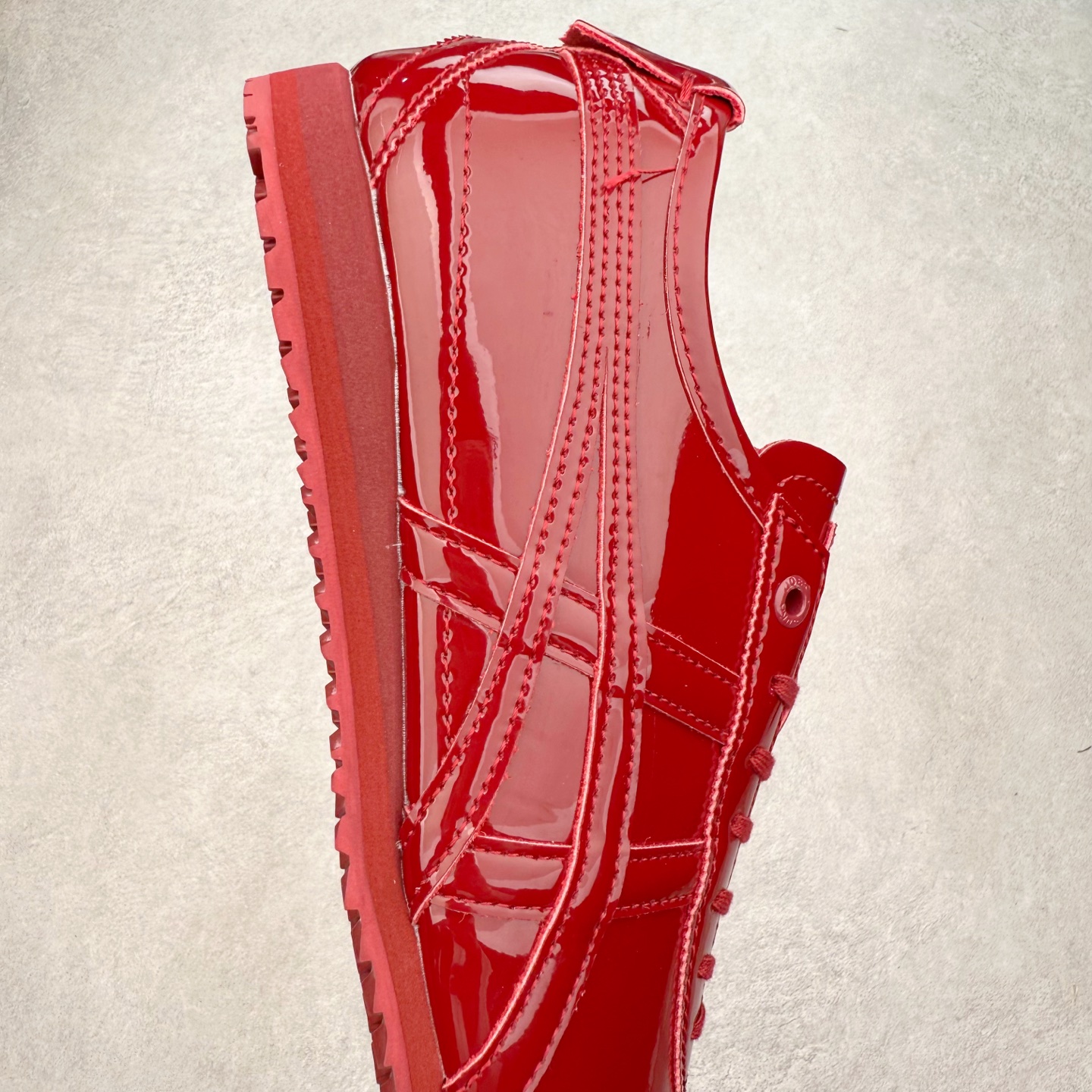 图片[6]-＃C版 Asics Onitsuka Tiger MEXICO 66 亚瑟士鬼冢虎复古经典板鞋 市场王者选手 海外订单工厂出品 长期生产补货永不断码 超成熟稳定的做工品控 原装全套纸板楦头开发 原汁原味 完美呈现版型 私模正确鞋底咬花纹路 一比一鞋头弧度高度鞋身弧度 绝不口嗨 细节品控鞋型随意秒杀市面 原档咬花纹路私模大底 一个单元有六个三角形 总体形拼接呈现花瓣状 官方四联吊牌 原装Ortholite轻量化鞋垫 原盒原配 质保卡 说明书 钢印防尘纸 纸板中底带钢印 乳胶组合鞋垫 支持全方位的对比专柜 产品从款式颜色造型上体现出追求舒适和细节的完美 鞋类更是推崇手工制作的严谨与完美 融舒适性与可穿性的设计风格 注重细节的完美和别致魅力 既保持稳重 又不失轻松的时尚感 尺码：36 37 37.5 38 39 39.5 40 40.5 41.5 42 42.5 43.5 44 45-选品中心