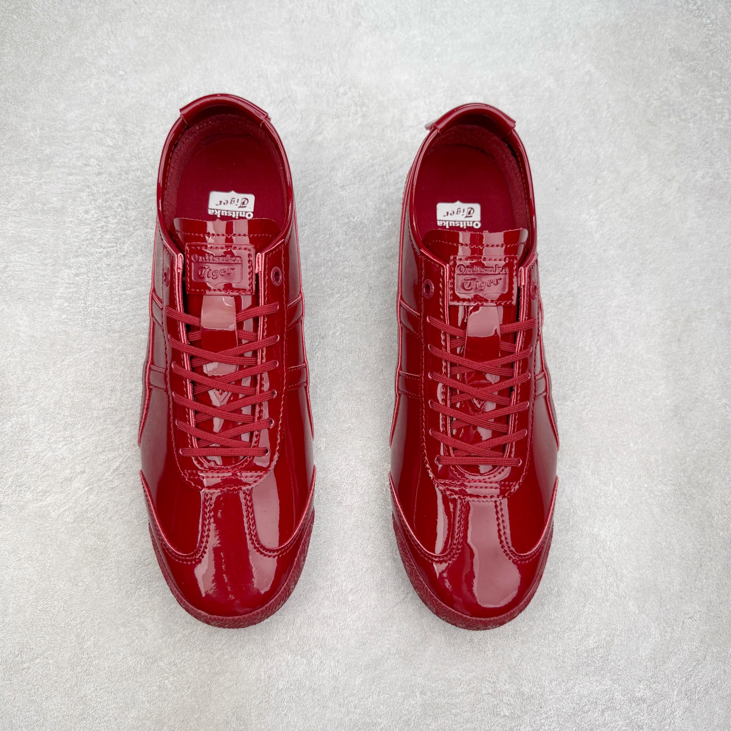 图片[2]-＃C版 Asics Onitsuka Tiger MEXICO 66 亚瑟士鬼冢虎复古经典板鞋 市场王者选手 海外订单工厂出品 长期生产补货永不断码 超成熟稳定的做工品控 原装全套纸板楦头开发 原汁原味 完美呈现版型 私模正确鞋底咬花纹路 一比一鞋头弧度高度鞋身弧度 绝不口嗨 细节品控鞋型随意秒杀市面 原档咬花纹路私模大底 一个单元有六个三角形 总体形拼接呈现花瓣状 官方四联吊牌 原装Ortholite轻量化鞋垫 原盒原配 质保卡 说明书 钢印防尘纸 纸板中底带钢印 乳胶组合鞋垫 支持全方位的对比专柜 产品从款式颜色造型上体现出追求舒适和细节的完美 鞋类更是推崇手工制作的严谨与完美 融舒适性与可穿性的设计风格 注重细节的完美和别致魅力 既保持稳重 又不失轻松的时尚感 尺码：36 37 37.5 38 39 39.5 40 40.5 41.5 42 42.5 43.5 44 45-选品中心