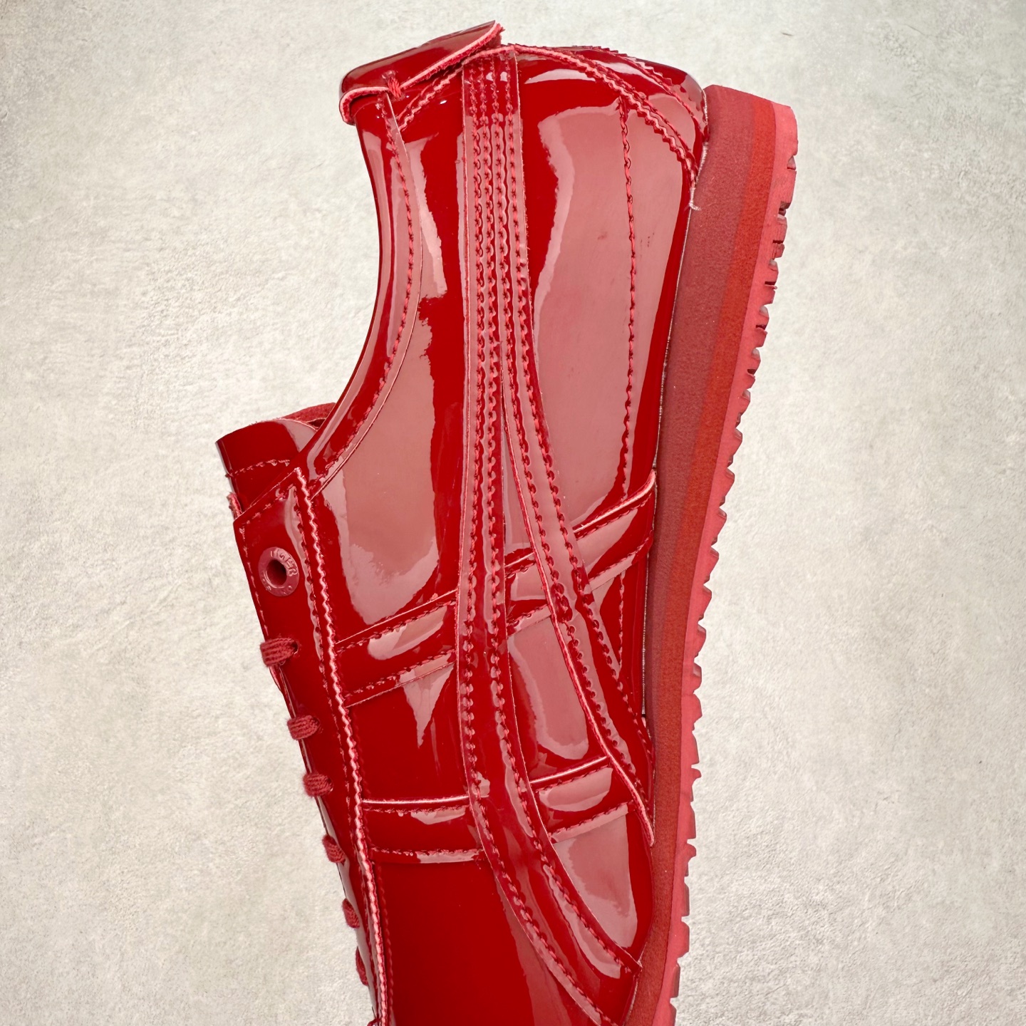 图片[7]-＃C版 Asics Onitsuka Tiger MEXICO 66 亚瑟士鬼冢虎复古经典板鞋 市场王者选手 海外订单工厂出品 长期生产补货永不断码 超成熟稳定的做工品控 原装全套纸板楦头开发 原汁原味 完美呈现版型 私模正确鞋底咬花纹路 一比一鞋头弧度高度鞋身弧度 绝不口嗨 细节品控鞋型随意秒杀市面 原档咬花纹路私模大底 一个单元有六个三角形 总体形拼接呈现花瓣状 官方四联吊牌 原装Ortholite轻量化鞋垫 原盒原配 质保卡 说明书 钢印防尘纸 纸板中底带钢印 乳胶组合鞋垫 支持全方位的对比专柜 产品从款式颜色造型上体现出追求舒适和细节的完美 鞋类更是推崇手工制作的严谨与完美 融舒适性与可穿性的设计风格 注重细节的完美和别致魅力 既保持稳重 又不失轻松的时尚感 尺码：36 37 37.5 38 39 39.5 40 40.5 41.5 42 42.5 43.5 44 45-选品中心