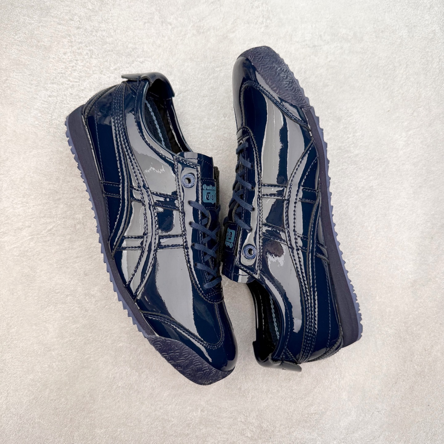 图片[3]-＃C版 Asics Onitsuka Tiger MEXICO 66 亚瑟士鬼冢虎复古经典板鞋 市场王者选手 海外订单工厂出品 长期生产补货永不断码 超成熟稳定的做工品控 原装全套纸板楦头开发 原汁原味 完美呈现版型 私模正确鞋底咬花纹路 一比一鞋头弧度高度鞋身弧度 绝不口嗨 细节品控鞋型随意秒杀市面 原档咬花纹路私模大底 一个单元有六个三角形 总体形拼接呈现花瓣状 官方四联吊牌 原装Ortholite轻量化鞋垫 原盒原配 质保卡 说明书 钢印防尘纸 纸板中底带钢印 乳胶组合鞋垫 支持全方位的对比专柜 产品从款式颜色造型上体现出追求舒适和细节的完美 鞋类更是推崇手工制作的严谨与完美 融舒适性与可穿性的设计风格 注重细节的完美和别致魅力 既保持稳重 又不失轻松的时尚感 尺码：36 37 37.5 38 39 39.5 40 40.5 41.5 42 42.5 43.5 44 45-选品中心