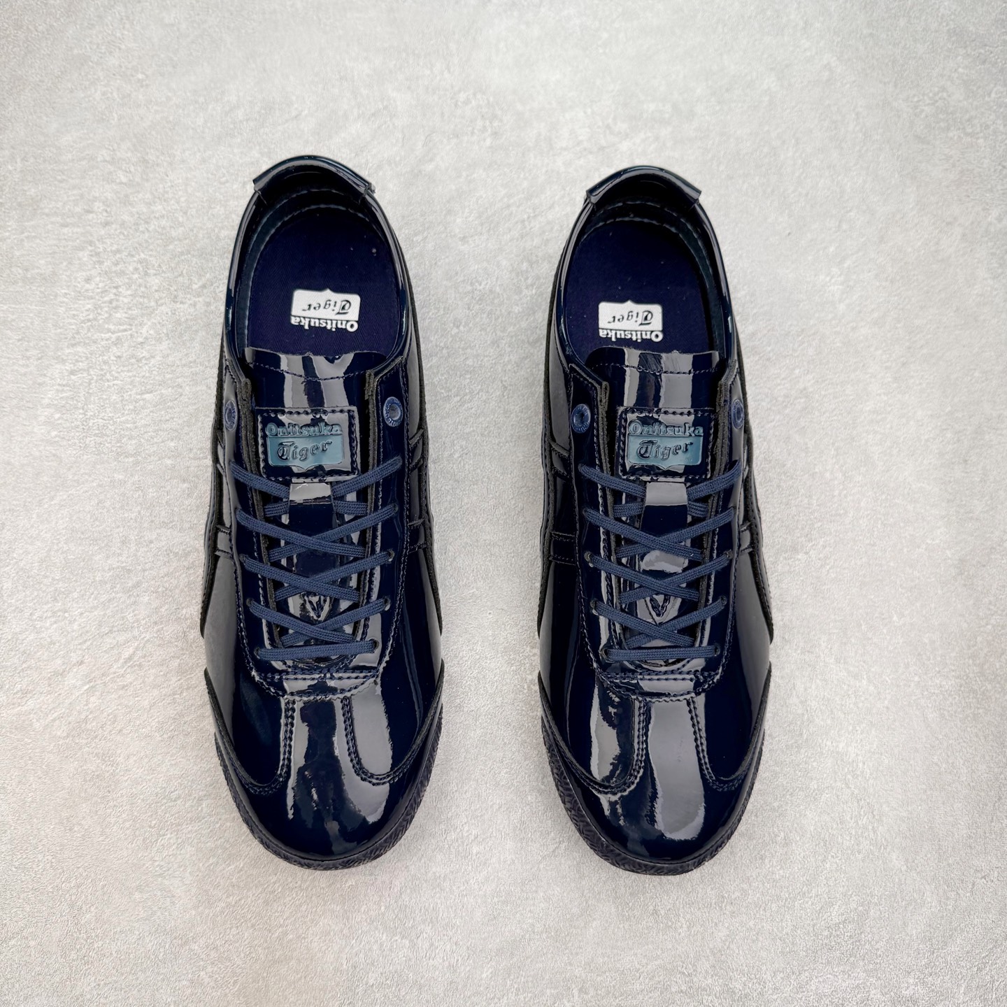 图片[2]-＃C版 Asics Onitsuka Tiger MEXICO 66 亚瑟士鬼冢虎复古经典板鞋 市场王者选手 海外订单工厂出品 长期生产补货永不断码 超成熟稳定的做工品控 原装全套纸板楦头开发 原汁原味 完美呈现版型 私模正确鞋底咬花纹路 一比一鞋头弧度高度鞋身弧度 绝不口嗨 细节品控鞋型随意秒杀市面 原档咬花纹路私模大底 一个单元有六个三角形 总体形拼接呈现花瓣状 官方四联吊牌 原装Ortholite轻量化鞋垫 原盒原配 质保卡 说明书 钢印防尘纸 纸板中底带钢印 乳胶组合鞋垫 支持全方位的对比专柜 产品从款式颜色造型上体现出追求舒适和细节的完美 鞋类更是推崇手工制作的严谨与完美 融舒适性与可穿性的设计风格 注重细节的完美和别致魅力 既保持稳重 又不失轻松的时尚感 尺码：36 37 37.5 38 39 39.5 40 40.5 41.5 42 42.5 43.5 44 45-选品中心