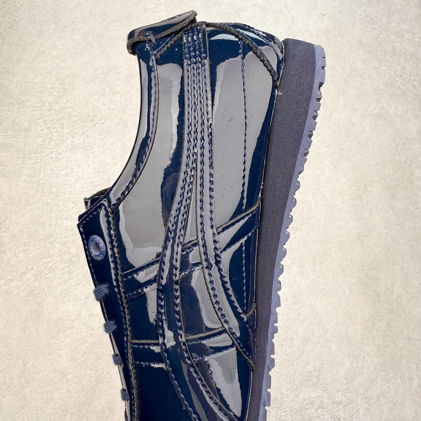 图片[7]-＃C版 Asics Onitsuka Tiger MEXICO 66 亚瑟士鬼冢虎复古经典板鞋 市场王者选手 海外订单工厂出品 长期生产补货永不断码 超成熟稳定的做工品控 原装全套纸板楦头开发 原汁原味 完美呈现版型 私模正确鞋底咬花纹路 一比一鞋头弧度高度鞋身弧度 绝不口嗨 细节品控鞋型随意秒杀市面 原档咬花纹路私模大底 一个单元有六个三角形 总体形拼接呈现花瓣状 官方四联吊牌 原装Ortholite轻量化鞋垫 原盒原配 质保卡 说明书 钢印防尘纸 纸板中底带钢印 乳胶组合鞋垫 支持全方位的对比专柜 产品从款式颜色造型上体现出追求舒适和细节的完美 鞋类更是推崇手工制作的严谨与完美 融舒适性与可穿性的设计风格 注重细节的完美和别致魅力 既保持稳重 又不失轻松的时尚感 尺码：36 37 37.5 38 39 39.5 40 40.5 41.5 42 42.5 43.5 44 45-选品中心