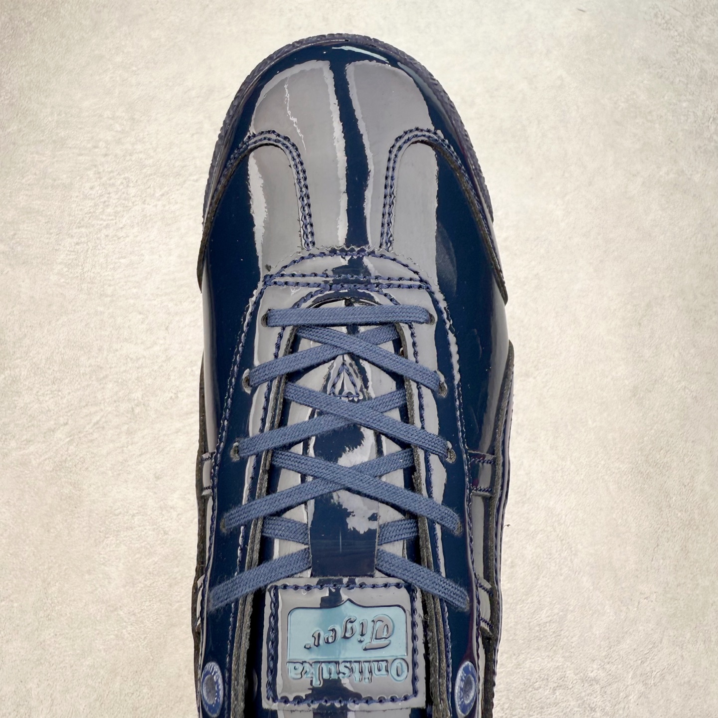 图片[4]-＃C版 Asics Onitsuka Tiger MEXICO 66 亚瑟士鬼冢虎复古经典板鞋 市场王者选手 海外订单工厂出品 长期生产补货永不断码 超成熟稳定的做工品控 原装全套纸板楦头开发 原汁原味 完美呈现版型 私模正确鞋底咬花纹路 一比一鞋头弧度高度鞋身弧度 绝不口嗨 细节品控鞋型随意秒杀市面 原档咬花纹路私模大底 一个单元有六个三角形 总体形拼接呈现花瓣状 官方四联吊牌 原装Ortholite轻量化鞋垫 原盒原配 质保卡 说明书 钢印防尘纸 纸板中底带钢印 乳胶组合鞋垫 支持全方位的对比专柜 产品从款式颜色造型上体现出追求舒适和细节的完美 鞋类更是推崇手工制作的严谨与完美 融舒适性与可穿性的设计风格 注重细节的完美和别致魅力 既保持稳重 又不失轻松的时尚感 尺码：36 37 37.5 38 39 39.5 40 40.5 41.5 42 42.5 43.5 44 45-选品中心