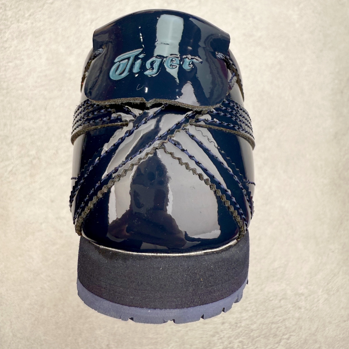 图片[8]-＃C版 Asics Onitsuka Tiger MEXICO 66 亚瑟士鬼冢虎复古经典板鞋 市场王者选手 海外订单工厂出品 长期生产补货永不断码 超成熟稳定的做工品控 原装全套纸板楦头开发 原汁原味 完美呈现版型 私模正确鞋底咬花纹路 一比一鞋头弧度高度鞋身弧度 绝不口嗨 细节品控鞋型随意秒杀市面 原档咬花纹路私模大底 一个单元有六个三角形 总体形拼接呈现花瓣状 官方四联吊牌 原装Ortholite轻量化鞋垫 原盒原配 质保卡 说明书 钢印防尘纸 纸板中底带钢印 乳胶组合鞋垫 支持全方位的对比专柜 产品从款式颜色造型上体现出追求舒适和细节的完美 鞋类更是推崇手工制作的严谨与完美 融舒适性与可穿性的设计风格 注重细节的完美和别致魅力 既保持稳重 又不失轻松的时尚感 尺码：36 37 37.5 38 39 39.5 40 40.5 41.5 42 42.5 43.5 44 45-选品中心