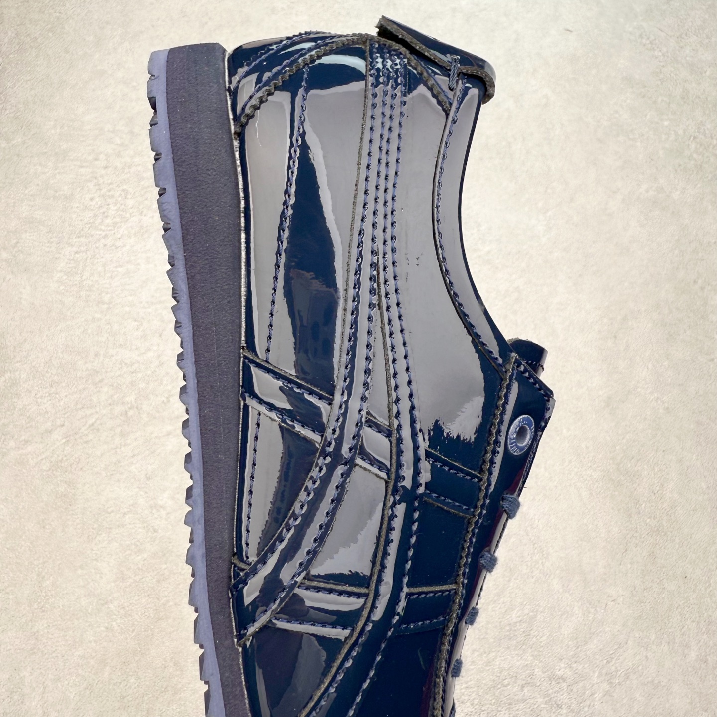 图片[6]-＃C版 Asics Onitsuka Tiger MEXICO 66 亚瑟士鬼冢虎复古经典板鞋 市场王者选手 海外订单工厂出品 长期生产补货永不断码 超成熟稳定的做工品控 原装全套纸板楦头开发 原汁原味 完美呈现版型 私模正确鞋底咬花纹路 一比一鞋头弧度高度鞋身弧度 绝不口嗨 细节品控鞋型随意秒杀市面 原档咬花纹路私模大底 一个单元有六个三角形 总体形拼接呈现花瓣状 官方四联吊牌 原装Ortholite轻量化鞋垫 原盒原配 质保卡 说明书 钢印防尘纸 纸板中底带钢印 乳胶组合鞋垫 支持全方位的对比专柜 产品从款式颜色造型上体现出追求舒适和细节的完美 鞋类更是推崇手工制作的严谨与完美 融舒适性与可穿性的设计风格 注重细节的完美和别致魅力 既保持稳重 又不失轻松的时尚感 尺码：36 37 37.5 38 39 39.5 40 40.5 41.5 42 42.5 43.5 44 45-选品中心