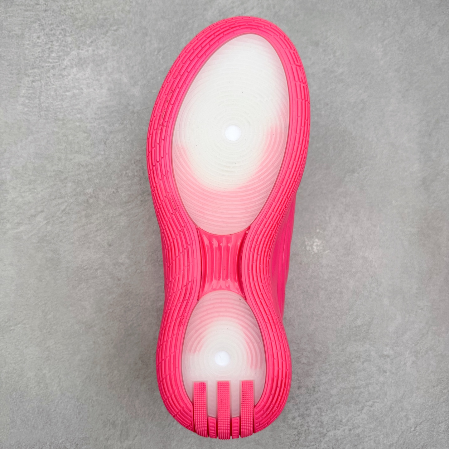 图片[9]-AD Harden Vol. 10 哈登十代签名篮球鞋 以来极具未来感与复古风格的简洁设计语言，贯彻了 James Harden 本人在球场内外秉持的「Under No One」的态度与个性。鞋形轮廓采用了流线型设计，且没有多余的线条或元素，营造出一种极具速度感的视觉印象；鞋侧的三条纹在这次则是以野兽抓痕般的形态呈现，进一步强化了鞋款的战斗氛围的同时，更带来强烈的科幻感与战斗氛围。鞋身两侧的三条纹，不仅传达蕴含战斗气息的视觉美感，亦巧妙融入透气板设计提升穿着体验，在激烈赛况中兼顾轻质舒适与时尚气息；在中底部分则采用全掌 Lightboost 科技结合 Y 型抗扭片，为赛场提供轻量化的脚感与卓越的缓震回弹支持；大底分区纹路与外底上翻设计进一步强化抓地力，无论是在变向、突破还是起跳时都能够提供稳固的支撑，满足复杂赛场需求。除了将实战性能与时尚元素融合，Harden Vol 9 亦帮助提升球员的赛场表现的同时，也在场外传递 James Harden 不断进化，不断提升自我的无畏风格。尺码：40 40.5 41 42 42.5 43 44 44.5 45 46-选品中心