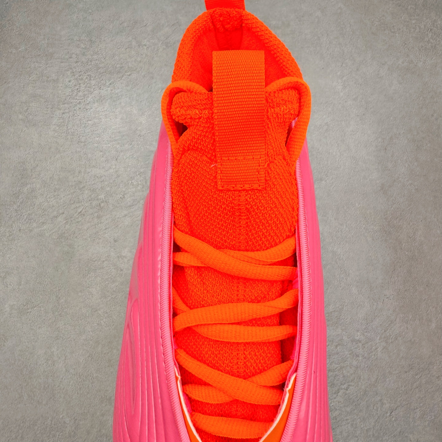 图片[5]-AD Harden Vol. 10 哈登十代签名篮球鞋 以来极具未来感与复古风格的简洁设计语言，贯彻了 James Harden 本人在球场内外秉持的「Under No One」的态度与个性。鞋形轮廓采用了流线型设计，且没有多余的线条或元素，营造出一种极具速度感的视觉印象；鞋侧的三条纹在这次则是以野兽抓痕般的形态呈现，进一步强化了鞋款的战斗氛围的同时，更带来强烈的科幻感与战斗氛围。鞋身两侧的三条纹，不仅传达蕴含战斗气息的视觉美感，亦巧妙融入透气板设计提升穿着体验，在激烈赛况中兼顾轻质舒适与时尚气息；在中底部分则采用全掌 Lightboost 科技结合 Y 型抗扭片，为赛场提供轻量化的脚感与卓越的缓震回弹支持；大底分区纹路与外底上翻设计进一步强化抓地力，无论是在变向、突破还是起跳时都能够提供稳固的支撑，满足复杂赛场需求。除了将实战性能与时尚元素融合，Harden Vol 9 亦帮助提升球员的赛场表现的同时，也在场外传递 James Harden 不断进化，不断提升自我的无畏风格。尺码：40 40.5 41 42 42.5 43 44 44.5 45 46-选品中心