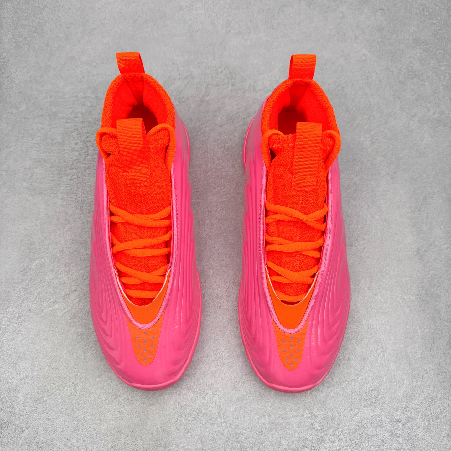 图片[2]-AD Harden Vol. 10 哈登十代签名篮球鞋 以来极具未来感与复古风格的简洁设计语言，贯彻了 James Harden 本人在球场内外秉持的「Under No One」的态度与个性。鞋形轮廓采用了流线型设计，且没有多余的线条或元素，营造出一种极具速度感的视觉印象；鞋侧的三条纹在这次则是以野兽抓痕般的形态呈现，进一步强化了鞋款的战斗氛围的同时，更带来强烈的科幻感与战斗氛围。鞋身两侧的三条纹，不仅传达蕴含战斗气息的视觉美感，亦巧妙融入透气板设计提升穿着体验，在激烈赛况中兼顾轻质舒适与时尚气息；在中底部分则采用全掌 Lightboost 科技结合 Y 型抗扭片，为赛场提供轻量化的脚感与卓越的缓震回弹支持；大底分区纹路与外底上翻设计进一步强化抓地力，无论是在变向、突破还是起跳时都能够提供稳固的支撑，满足复杂赛场需求。除了将实战性能与时尚元素融合，Harden Vol 9 亦帮助提升球员的赛场表现的同时，也在场外传递 James Harden 不断进化，不断提升自我的无畏风格。尺码：40 40.5 41 42 42.5 43 44 44.5 45 46-选品中心