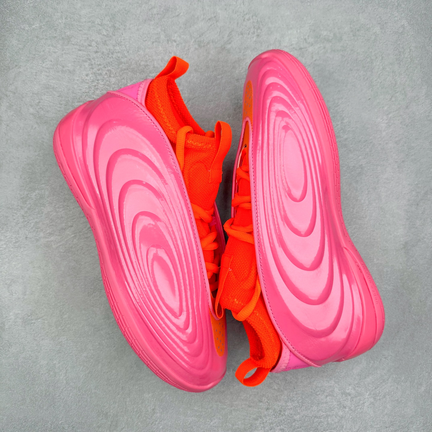 图片[3]-AD Harden Vol. 10 哈登十代签名篮球鞋 以来极具未来感与复古风格的简洁设计语言，贯彻了 James Harden 本人在球场内外秉持的「Under No One」的态度与个性。鞋形轮廓采用了流线型设计，且没有多余的线条或元素，营造出一种极具速度感的视觉印象；鞋侧的三条纹在这次则是以野兽抓痕般的形态呈现，进一步强化了鞋款的战斗氛围的同时，更带来强烈的科幻感与战斗氛围。鞋身两侧的三条纹，不仅传达蕴含战斗气息的视觉美感，亦巧妙融入透气板设计提升穿着体验，在激烈赛况中兼顾轻质舒适与时尚气息；在中底部分则采用全掌 Lightboost 科技结合 Y 型抗扭片，为赛场提供轻量化的脚感与卓越的缓震回弹支持；大底分区纹路与外底上翻设计进一步强化抓地力，无论是在变向、突破还是起跳时都能够提供稳固的支撑，满足复杂赛场需求。除了将实战性能与时尚元素融合，Harden Vol 9 亦帮助提升球员的赛场表现的同时，也在场外传递 James Harden 不断进化，不断提升自我的无畏风格。尺码：40 40.5 41 42 42.5 43 44 44.5 45 46-选品中心