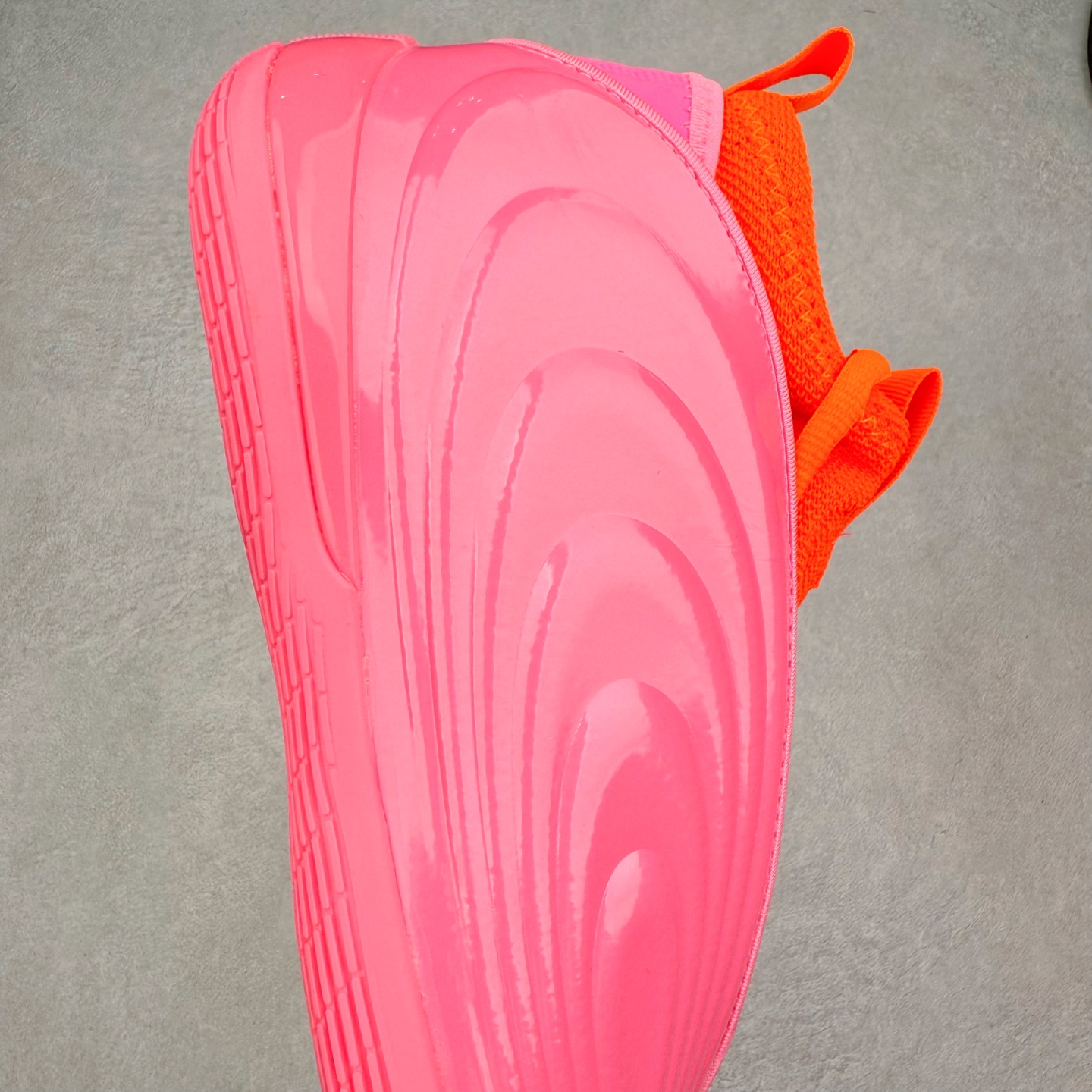 图片[6]-AD Harden Vol. 10 哈登十代签名篮球鞋 以来极具未来感与复古风格的简洁设计语言，贯彻了 James Harden 本人在球场内外秉持的「Under No One」的态度与个性。鞋形轮廓采用了流线型设计，且没有多余的线条或元素，营造出一种极具速度感的视觉印象；鞋侧的三条纹在这次则是以野兽抓痕般的形态呈现，进一步强化了鞋款的战斗氛围的同时，更带来强烈的科幻感与战斗氛围。鞋身两侧的三条纹，不仅传达蕴含战斗气息的视觉美感，亦巧妙融入透气板设计提升穿着体验，在激烈赛况中兼顾轻质舒适与时尚气息；在中底部分则采用全掌 Lightboost 科技结合 Y 型抗扭片，为赛场提供轻量化的脚感与卓越的缓震回弹支持；大底分区纹路与外底上翻设计进一步强化抓地力，无论是在变向、突破还是起跳时都能够提供稳固的支撑，满足复杂赛场需求。除了将实战性能与时尚元素融合，Harden Vol 9 亦帮助提升球员的赛场表现的同时，也在场外传递 James Harden 不断进化，不断提升自我的无畏风格。尺码：40 40.5 41 42 42.5 43 44 44.5 45 46-选品中心