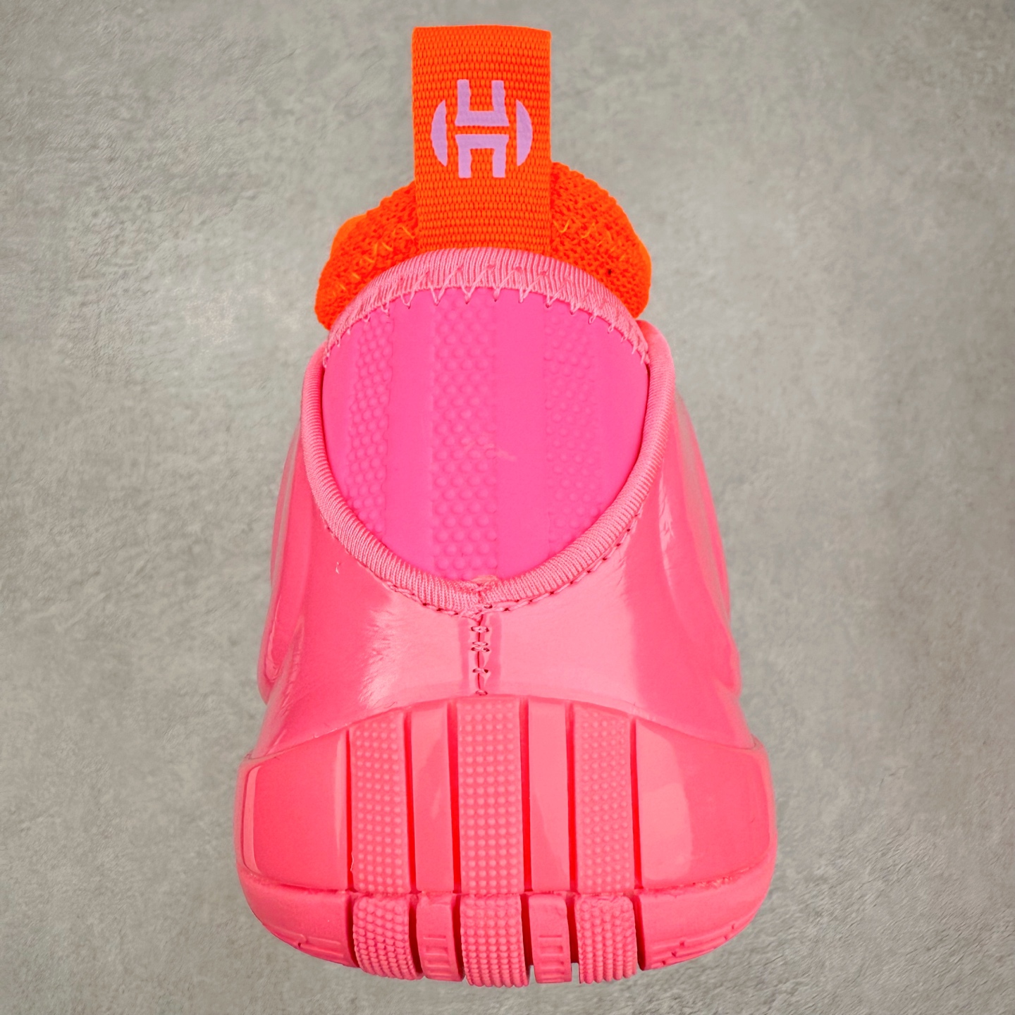 图片[8]-AD Harden Vol. 10 哈登十代签名篮球鞋 以来极具未来感与复古风格的简洁设计语言，贯彻了 James Harden 本人在球场内外秉持的「Under No One」的态度与个性。鞋形轮廓采用了流线型设计，且没有多余的线条或元素，营造出一种极具速度感的视觉印象；鞋侧的三条纹在这次则是以野兽抓痕般的形态呈现，进一步强化了鞋款的战斗氛围的同时，更带来强烈的科幻感与战斗氛围。鞋身两侧的三条纹，不仅传达蕴含战斗气息的视觉美感，亦巧妙融入透气板设计提升穿着体验，在激烈赛况中兼顾轻质舒适与时尚气息；在中底部分则采用全掌 Lightboost 科技结合 Y 型抗扭片，为赛场提供轻量化的脚感与卓越的缓震回弹支持；大底分区纹路与外底上翻设计进一步强化抓地力，无论是在变向、突破还是起跳时都能够提供稳固的支撑，满足复杂赛场需求。除了将实战性能与时尚元素融合，Harden Vol 9 亦帮助提升球员的赛场表现的同时，也在场外传递 James Harden 不断进化，不断提升自我的无畏风格。尺码：40 40.5 41 42 42.5 43 44 44.5 45 46-选品中心