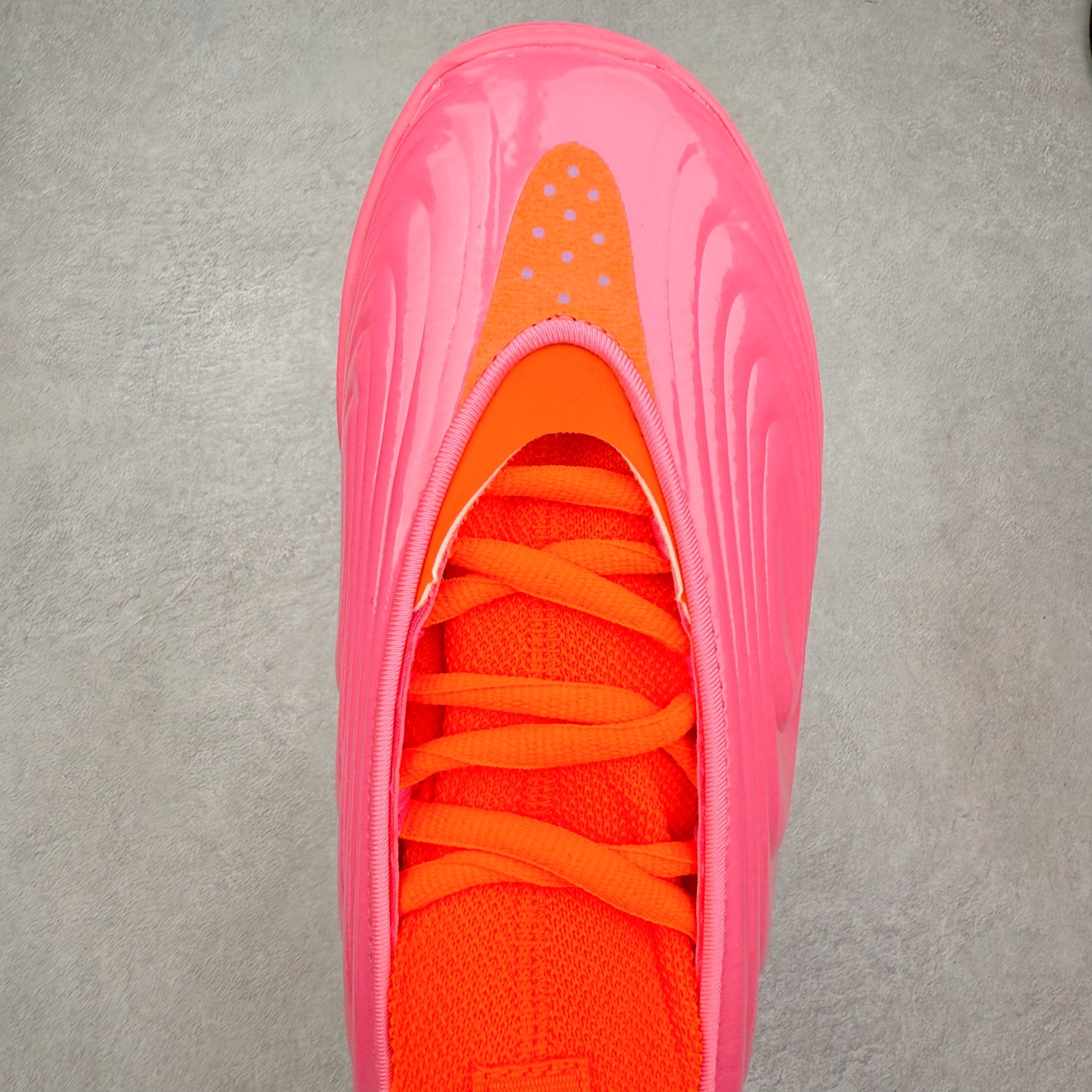 图片[4]-AD Harden Vol. 10 哈登十代签名篮球鞋 以来极具未来感与复古风格的简洁设计语言，贯彻了 James Harden 本人在球场内外秉持的「Under No One」的态度与个性。鞋形轮廓采用了流线型设计，且没有多余的线条或元素，营造出一种极具速度感的视觉印象；鞋侧的三条纹在这次则是以野兽抓痕般的形态呈现，进一步强化了鞋款的战斗氛围的同时，更带来强烈的科幻感与战斗氛围。鞋身两侧的三条纹，不仅传达蕴含战斗气息的视觉美感，亦巧妙融入透气板设计提升穿着体验，在激烈赛况中兼顾轻质舒适与时尚气息；在中底部分则采用全掌 Lightboost 科技结合 Y 型抗扭片，为赛场提供轻量化的脚感与卓越的缓震回弹支持；大底分区纹路与外底上翻设计进一步强化抓地力，无论是在变向、突破还是起跳时都能够提供稳固的支撑，满足复杂赛场需求。除了将实战性能与时尚元素融合，Harden Vol 9 亦帮助提升球员的赛场表现的同时，也在场外传递 James Harden 不断进化，不断提升自我的无畏风格。尺码：40 40.5 41 42 42.5 43 44 44.5 45 46-选品中心