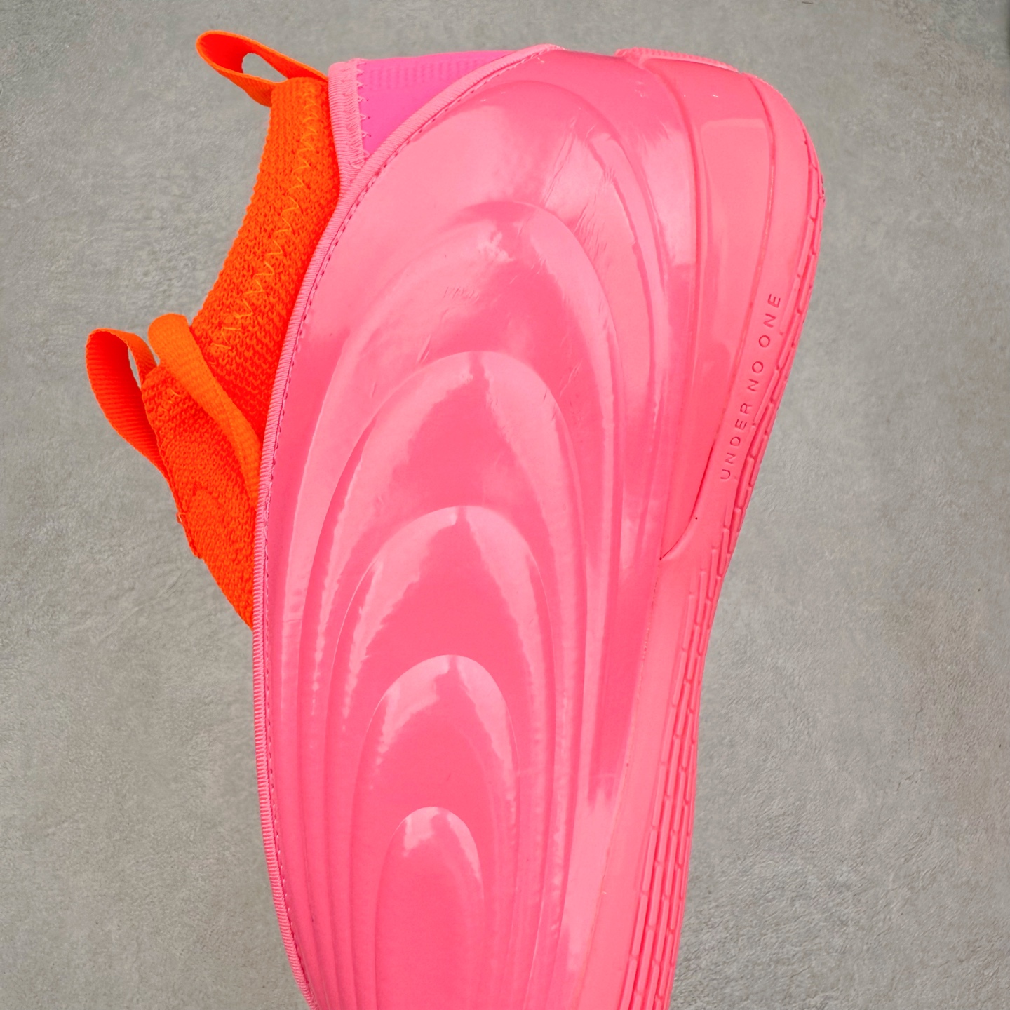 图片[7]-AD Harden Vol. 10 哈登十代签名篮球鞋 以来极具未来感与复古风格的简洁设计语言，贯彻了 James Harden 本人在球场内外秉持的「Under No One」的态度与个性。鞋形轮廓采用了流线型设计，且没有多余的线条或元素，营造出一种极具速度感的视觉印象；鞋侧的三条纹在这次则是以野兽抓痕般的形态呈现，进一步强化了鞋款的战斗氛围的同时，更带来强烈的科幻感与战斗氛围。鞋身两侧的三条纹，不仅传达蕴含战斗气息的视觉美感，亦巧妙融入透气板设计提升穿着体验，在激烈赛况中兼顾轻质舒适与时尚气息；在中底部分则采用全掌 Lightboost 科技结合 Y 型抗扭片，为赛场提供轻量化的脚感与卓越的缓震回弹支持；大底分区纹路与外底上翻设计进一步强化抓地力，无论是在变向、突破还是起跳时都能够提供稳固的支撑，满足复杂赛场需求。除了将实战性能与时尚元素融合，Harden Vol 9 亦帮助提升球员的赛场表现的同时，也在场外传递 James Harden 不断进化，不断提升自我的无畏风格。尺码：40 40.5 41 42 42.5 43 44 44.5 45 46-选品中心