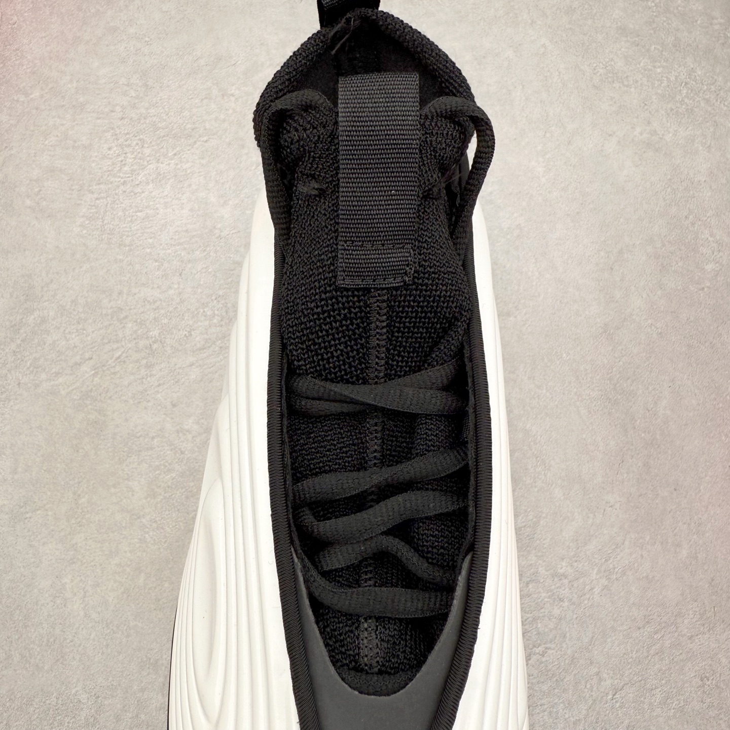 图片[5]-AD Harden Vol. 10 哈登十代签名篮球鞋 以来极具未来感与复古风格的简洁设计语言，贯彻了 James Harden 本人在球场内外秉持的「Under No One」的态度与个性。鞋形轮廓采用了流线型设计，且没有多余的线条或元素，营造出一种极具速度感的视觉印象；鞋侧的三条纹在这次则是以野兽抓痕般的形态呈现，进一步强化了鞋款的战斗氛围的同时，更带来强烈的科幻感与战斗氛围。鞋身两侧的三条纹，不仅传达蕴含战斗气息的视觉美感，亦巧妙融入透气板设计提升穿着体验，在激烈赛况中兼顾轻质舒适与时尚气息；在中底部分则采用全掌 Lightboost 科技结合 Y 型抗扭片，为赛场提供轻量化的脚感与卓越的缓震回弹支持；大底分区纹路与外底上翻设计进一步强化抓地力，无论是在变向、突破还是起跳时都能够提供稳固的支撑，满足复杂赛场需求。除了将实战性能与时尚元素融合，Harden Vol 9 亦帮助提升球员的赛场表现的同时，也在场外传递 James Harden 不断进化，不断提升自我的无畏风格。尺码：40 40.5 41 42 42.5 43 44 44.5 45 46-选品中心