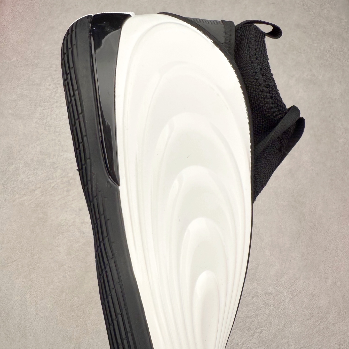 图片[6]-AD Harden Vol. 10 哈登十代签名篮球鞋 以来极具未来感与复古风格的简洁设计语言，贯彻了 James Harden 本人在球场内外秉持的「Under No One」的态度与个性。鞋形轮廓采用了流线型设计，且没有多余的线条或元素，营造出一种极具速度感的视觉印象；鞋侧的三条纹在这次则是以野兽抓痕般的形态呈现，进一步强化了鞋款的战斗氛围的同时，更带来强烈的科幻感与战斗氛围。鞋身两侧的三条纹，不仅传达蕴含战斗气息的视觉美感，亦巧妙融入透气板设计提升穿着体验，在激烈赛况中兼顾轻质舒适与时尚气息；在中底部分则采用全掌 Lightboost 科技结合 Y 型抗扭片，为赛场提供轻量化的脚感与卓越的缓震回弹支持；大底分区纹路与外底上翻设计进一步强化抓地力，无论是在变向、突破还是起跳时都能够提供稳固的支撑，满足复杂赛场需求。除了将实战性能与时尚元素融合，Harden Vol 9 亦帮助提升球员的赛场表现的同时，也在场外传递 James Harden 不断进化，不断提升自我的无畏风格。尺码：40 40.5 41 42 42.5 43 44 44.5 45 46-选品中心