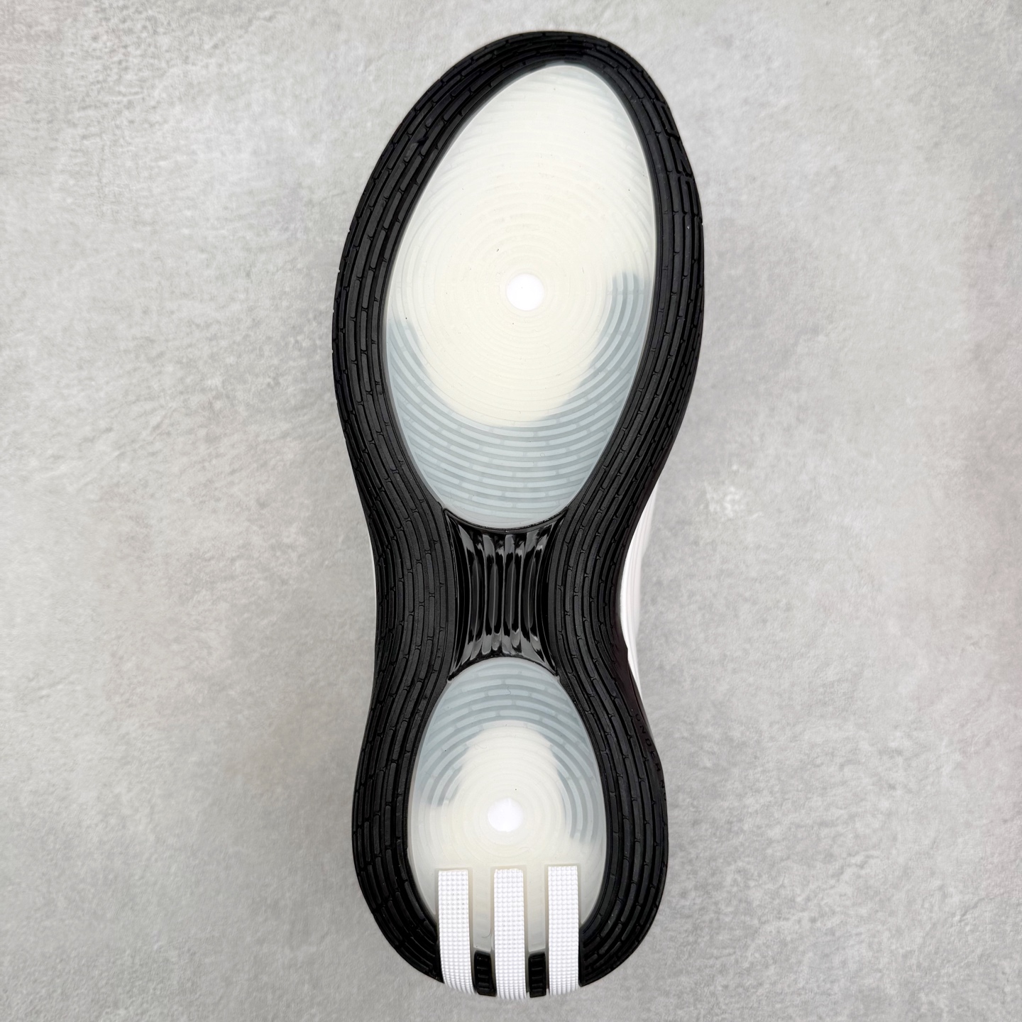 图片[9]-AD Harden Vol. 10 哈登十代签名篮球鞋 以来极具未来感与复古风格的简洁设计语言，贯彻了 James Harden 本人在球场内外秉持的「Under No One」的态度与个性。鞋形轮廓采用了流线型设计，且没有多余的线条或元素，营造出一种极具速度感的视觉印象；鞋侧的三条纹在这次则是以野兽抓痕般的形态呈现，进一步强化了鞋款的战斗氛围的同时，更带来强烈的科幻感与战斗氛围。鞋身两侧的三条纹，不仅传达蕴含战斗气息的视觉美感，亦巧妙融入透气板设计提升穿着体验，在激烈赛况中兼顾轻质舒适与时尚气息；在中底部分则采用全掌 Lightboost 科技结合 Y 型抗扭片，为赛场提供轻量化的脚感与卓越的缓震回弹支持；大底分区纹路与外底上翻设计进一步强化抓地力，无论是在变向、突破还是起跳时都能够提供稳固的支撑，满足复杂赛场需求。除了将实战性能与时尚元素融合，Harden Vol 9 亦帮助提升球员的赛场表现的同时，也在场外传递 James Harden 不断进化，不断提升自我的无畏风格。尺码：40 40.5 41 42 42.5 43 44 44.5 45 46-选品中心