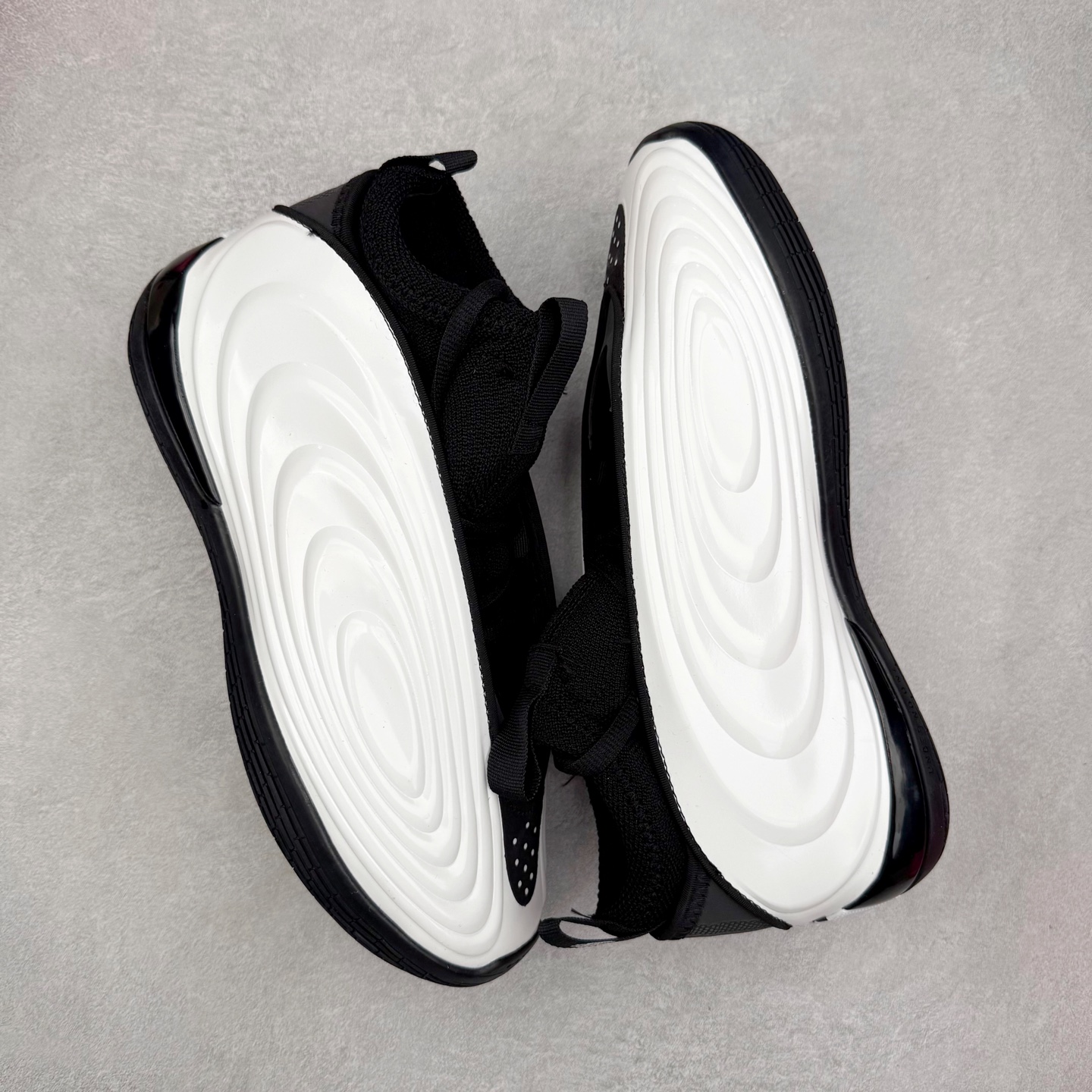 图片[3]-AD Harden Vol. 10 哈登十代签名篮球鞋 以来极具未来感与复古风格的简洁设计语言，贯彻了 James Harden 本人在球场内外秉持的「Under No One」的态度与个性。鞋形轮廓采用了流线型设计，且没有多余的线条或元素，营造出一种极具速度感的视觉印象；鞋侧的三条纹在这次则是以野兽抓痕般的形态呈现，进一步强化了鞋款的战斗氛围的同时，更带来强烈的科幻感与战斗氛围。鞋身两侧的三条纹，不仅传达蕴含战斗气息的视觉美感，亦巧妙融入透气板设计提升穿着体验，在激烈赛况中兼顾轻质舒适与时尚气息；在中底部分则采用全掌 Lightboost 科技结合 Y 型抗扭片，为赛场提供轻量化的脚感与卓越的缓震回弹支持；大底分区纹路与外底上翻设计进一步强化抓地力，无论是在变向、突破还是起跳时都能够提供稳固的支撑，满足复杂赛场需求。除了将实战性能与时尚元素融合，Harden Vol 9 亦帮助提升球员的赛场表现的同时，也在场外传递 James Harden 不断进化，不断提升自我的无畏风格。尺码：40 40.5 41 42 42.5 43 44 44.5 45 46-选品中心