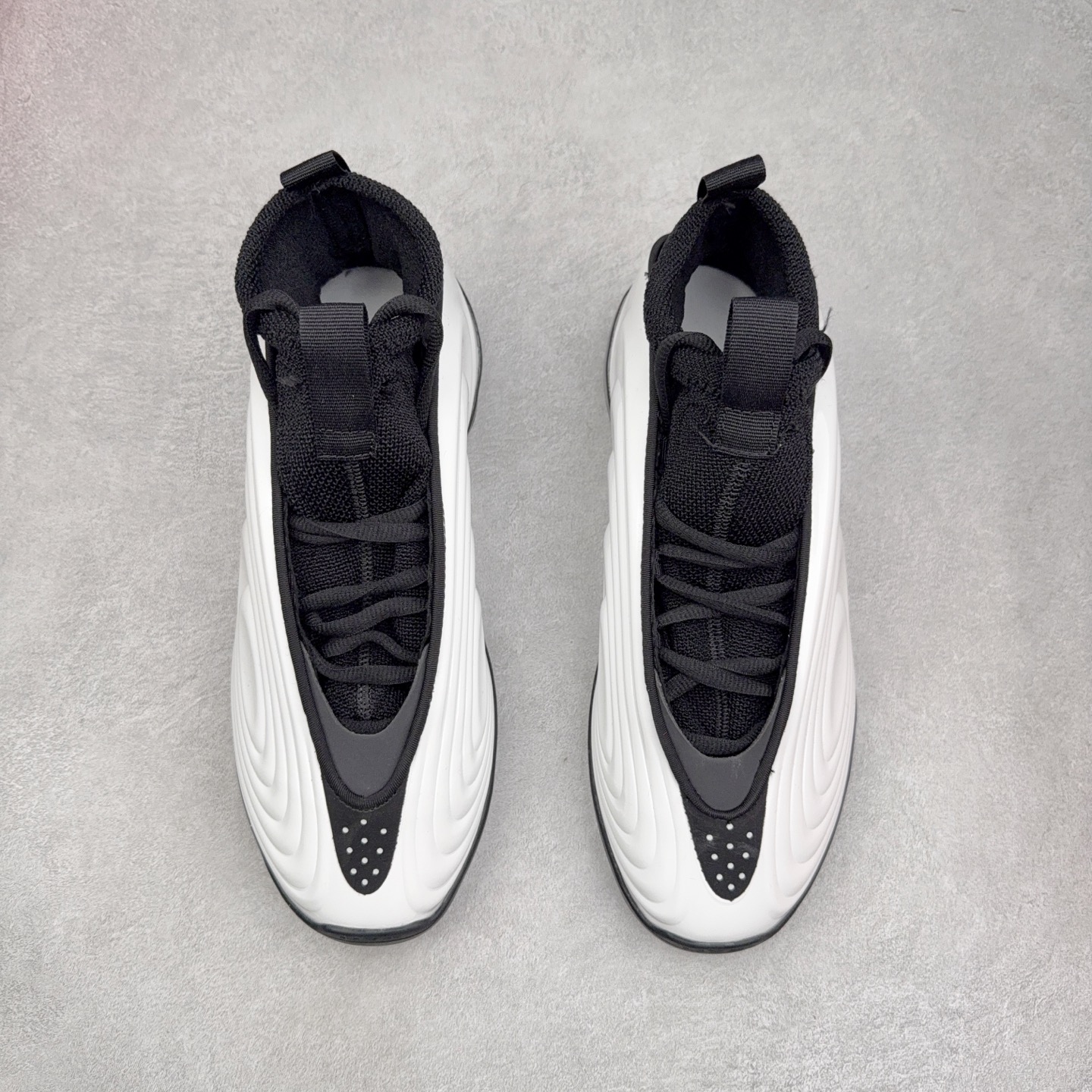 图片[2]-AD Harden Vol. 10 哈登十代签名篮球鞋 以来极具未来感与复古风格的简洁设计语言，贯彻了 James Harden 本人在球场内外秉持的「Under No One」的态度与个性。鞋形轮廓采用了流线型设计，且没有多余的线条或元素，营造出一种极具速度感的视觉印象；鞋侧的三条纹在这次则是以野兽抓痕般的形态呈现，进一步强化了鞋款的战斗氛围的同时，更带来强烈的科幻感与战斗氛围。鞋身两侧的三条纹，不仅传达蕴含战斗气息的视觉美感，亦巧妙融入透气板设计提升穿着体验，在激烈赛况中兼顾轻质舒适与时尚气息；在中底部分则采用全掌 Lightboost 科技结合 Y 型抗扭片，为赛场提供轻量化的脚感与卓越的缓震回弹支持；大底分区纹路与外底上翻设计进一步强化抓地力，无论是在变向、突破还是起跳时都能够提供稳固的支撑，满足复杂赛场需求。除了将实战性能与时尚元素融合，Harden Vol 9 亦帮助提升球员的赛场表现的同时，也在场外传递 James Harden 不断进化，不断提升自我的无畏风格。尺码：40 40.5 41 42 42.5 43 44 44.5 45 46-选品中心