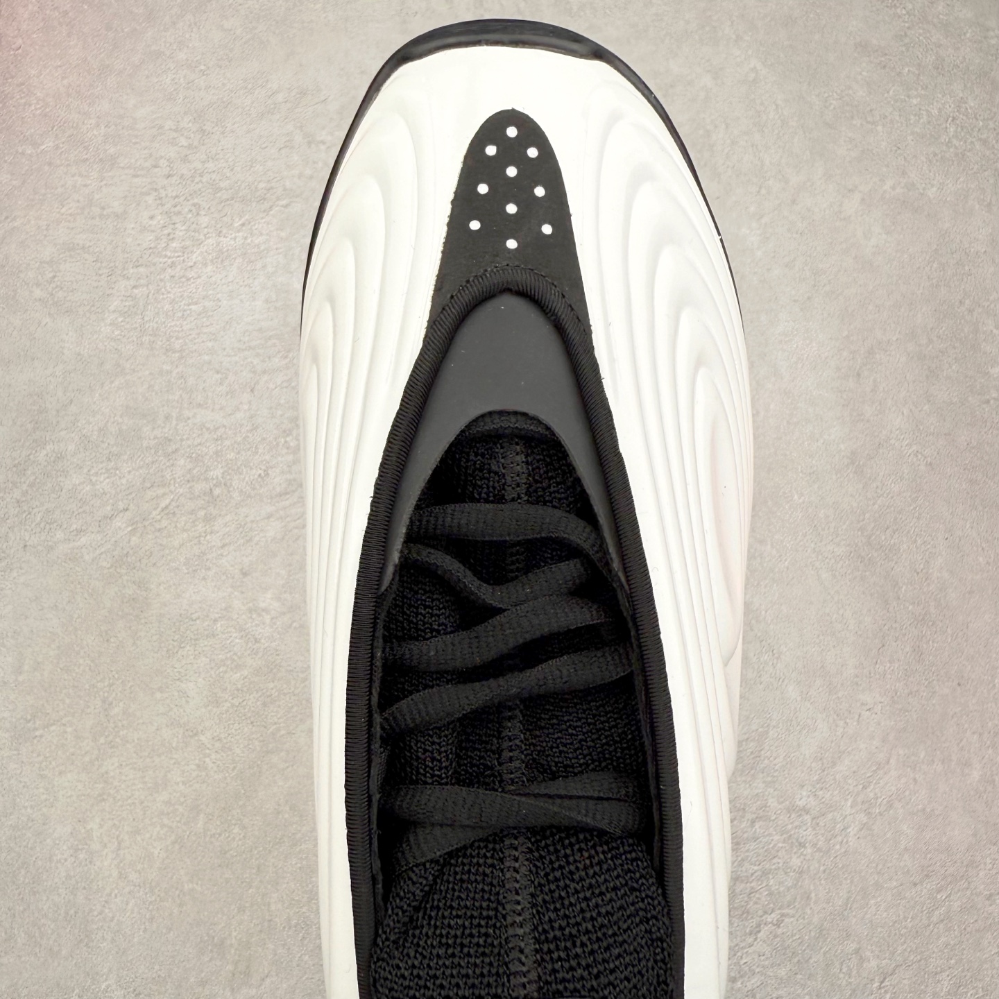 图片[4]-AD Harden Vol. 10 哈登十代签名篮球鞋 以来极具未来感与复古风格的简洁设计语言，贯彻了 James Harden 本人在球场内外秉持的「Under No One」的态度与个性。鞋形轮廓采用了流线型设计，且没有多余的线条或元素，营造出一种极具速度感的视觉印象；鞋侧的三条纹在这次则是以野兽抓痕般的形态呈现，进一步强化了鞋款的战斗氛围的同时，更带来强烈的科幻感与战斗氛围。鞋身两侧的三条纹，不仅传达蕴含战斗气息的视觉美感，亦巧妙融入透气板设计提升穿着体验，在激烈赛况中兼顾轻质舒适与时尚气息；在中底部分则采用全掌 Lightboost 科技结合 Y 型抗扭片，为赛场提供轻量化的脚感与卓越的缓震回弹支持；大底分区纹路与外底上翻设计进一步强化抓地力，无论是在变向、突破还是起跳时都能够提供稳固的支撑，满足复杂赛场需求。除了将实战性能与时尚元素融合，Harden Vol 9 亦帮助提升球员的赛场表现的同时，也在场外传递 James Harden 不断进化，不断提升自我的无畏风格。尺码：40 40.5 41 42 42.5 43 44 44.5 45 46-选品中心