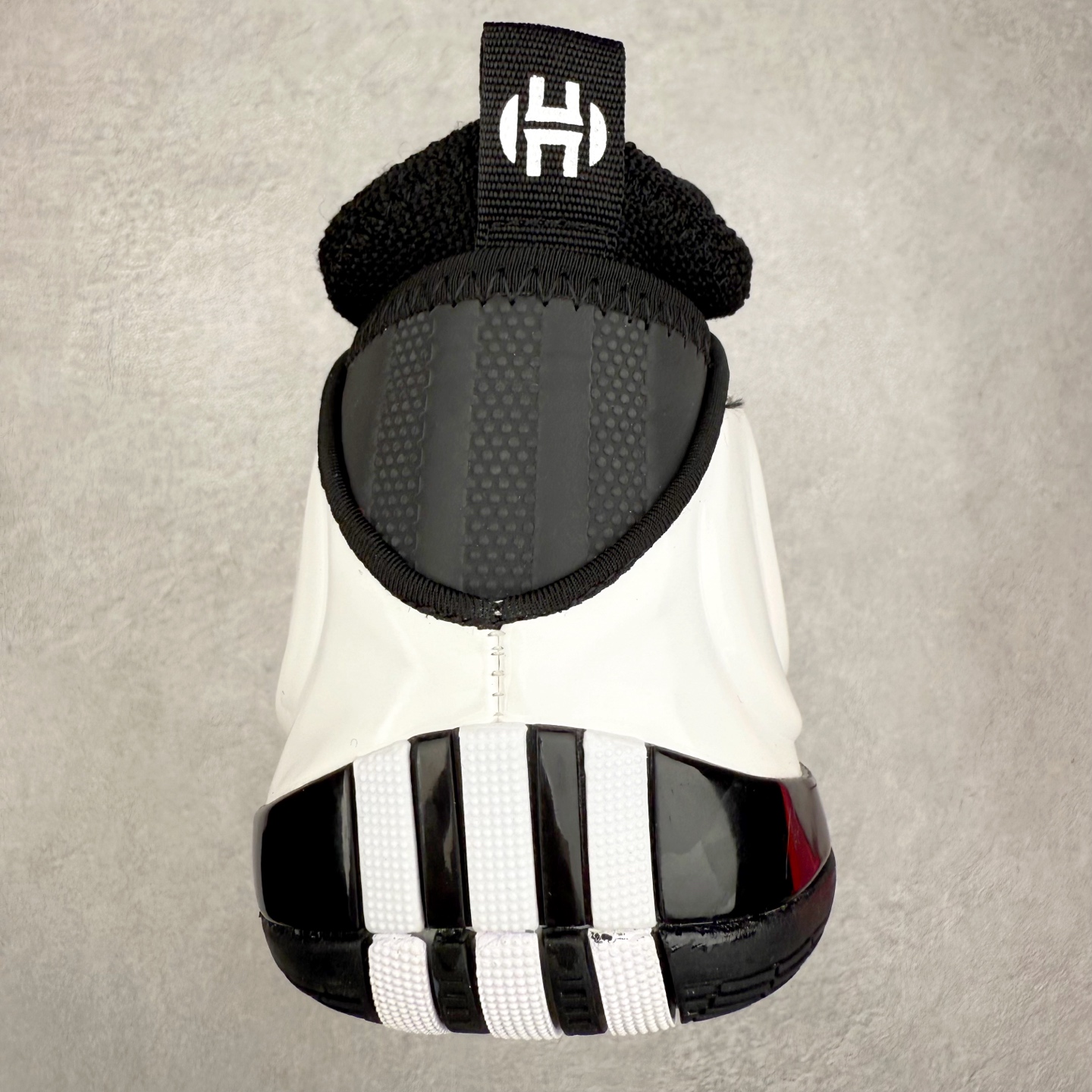 图片[8]-AD Harden Vol. 10 哈登十代签名篮球鞋 以来极具未来感与复古风格的简洁设计语言，贯彻了 James Harden 本人在球场内外秉持的「Under No One」的态度与个性。鞋形轮廓采用了流线型设计，且没有多余的线条或元素，营造出一种极具速度感的视觉印象；鞋侧的三条纹在这次则是以野兽抓痕般的形态呈现，进一步强化了鞋款的战斗氛围的同时，更带来强烈的科幻感与战斗氛围。鞋身两侧的三条纹，不仅传达蕴含战斗气息的视觉美感，亦巧妙融入透气板设计提升穿着体验，在激烈赛况中兼顾轻质舒适与时尚气息；在中底部分则采用全掌 Lightboost 科技结合 Y 型抗扭片，为赛场提供轻量化的脚感与卓越的缓震回弹支持；大底分区纹路与外底上翻设计进一步强化抓地力，无论是在变向、突破还是起跳时都能够提供稳固的支撑，满足复杂赛场需求。除了将实战性能与时尚元素融合，Harden Vol 9 亦帮助提升球员的赛场表现的同时，也在场外传递 James Harden 不断进化，不断提升自我的无畏风格。尺码：40 40.5 41 42 42.5 43 44 44.5 45 46-选品中心