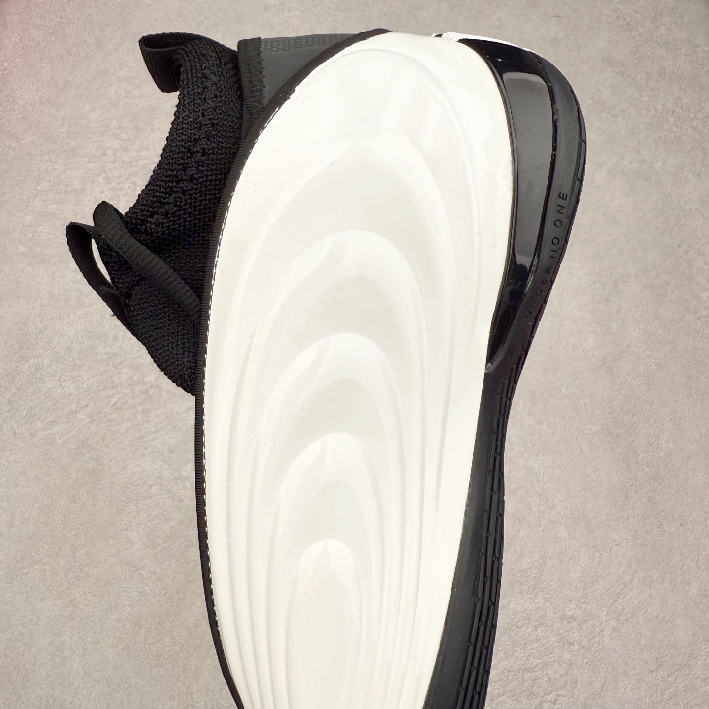 图片[7]-AD Harden Vol. 10 哈登十代签名篮球鞋 以来极具未来感与复古风格的简洁设计语言，贯彻了 James Harden 本人在球场内外秉持的「Under No One」的态度与个性。鞋形轮廓采用了流线型设计，且没有多余的线条或元素，营造出一种极具速度感的视觉印象；鞋侧的三条纹在这次则是以野兽抓痕般的形态呈现，进一步强化了鞋款的战斗氛围的同时，更带来强烈的科幻感与战斗氛围。鞋身两侧的三条纹，不仅传达蕴含战斗气息的视觉美感，亦巧妙融入透气板设计提升穿着体验，在激烈赛况中兼顾轻质舒适与时尚气息；在中底部分则采用全掌 Lightboost 科技结合 Y 型抗扭片，为赛场提供轻量化的脚感与卓越的缓震回弹支持；大底分区纹路与外底上翻设计进一步强化抓地力，无论是在变向、突破还是起跳时都能够提供稳固的支撑，满足复杂赛场需求。除了将实战性能与时尚元素融合，Harden Vol 9 亦帮助提升球员的赛场表现的同时，也在场外传递 James Harden 不断进化，不断提升自我的无畏风格。尺码：40 40.5 41 42 42.5 43 44 44.5 45 46-选品中心