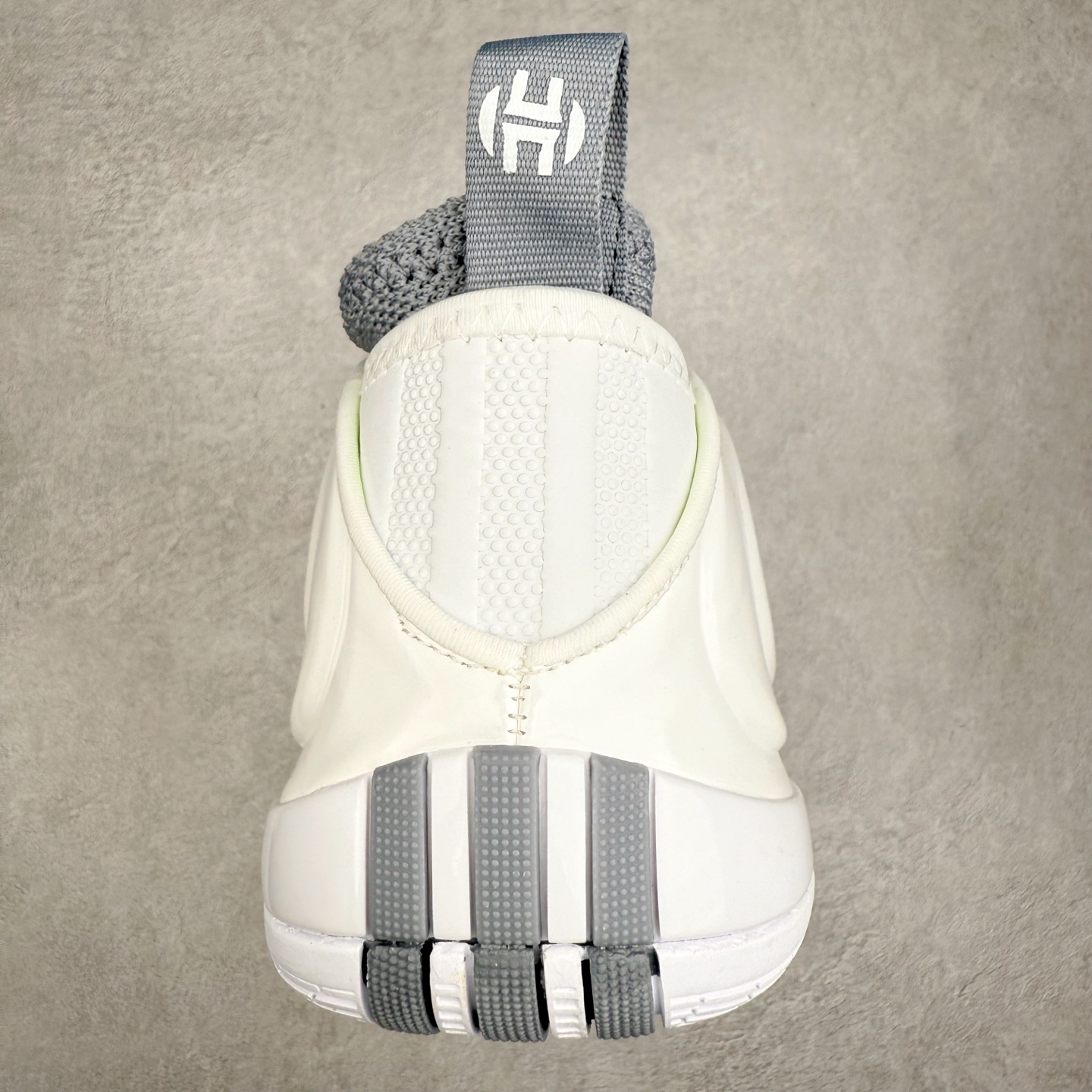 图片[8]-AD Harden Vol. 10 哈登十代签名篮球鞋 以来极具未来感与复古风格的简洁设计语言，贯彻了 James Harden 本人在球场内外秉持的「Under No One」的态度与个性。鞋形轮廓采用了流线型设计，且没有多余的线条或元素，营造出一种极具速度感的视觉印象；鞋侧的三条纹在这次则是以野兽抓痕般的形态呈现，进一步强化了鞋款的战斗氛围的同时，更带来强烈的科幻感与战斗氛围。鞋身两侧的三条纹，不仅传达蕴含战斗气息的视觉美感，亦巧妙融入透气板设计提升穿着体验，在激烈赛况中兼顾轻质舒适与时尚气息；在中底部分则采用全掌 Lightboost 科技结合 Y 型抗扭片，为赛场提供轻量化的脚感与卓越的缓震回弹支持；大底分区纹路与外底上翻设计进一步强化抓地力，无论是在变向、突破还是起跳时都能够提供稳固的支撑，满足复杂赛场需求。除了将实战性能与时尚元素融合，Harden Vol 9 亦帮助提升球员的赛场表现的同时，也在场外传递 James Harden 不断进化，不断提升自我的无畏风格。尺码：40 40.5 41 42 42.5 43 44 44.5 45 46-选品中心