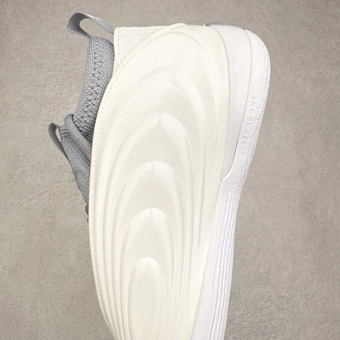 图片[7]-AD Harden Vol. 10 哈登十代签名篮球鞋 以来极具未来感与复古风格的简洁设计语言，贯彻了 James Harden 本人在球场内外秉持的「Under No One」的态度与个性。鞋形轮廓采用了流线型设计，且没有多余的线条或元素，营造出一种极具速度感的视觉印象；鞋侧的三条纹在这次则是以野兽抓痕般的形态呈现，进一步强化了鞋款的战斗氛围的同时，更带来强烈的科幻感与战斗氛围。鞋身两侧的三条纹，不仅传达蕴含战斗气息的视觉美感，亦巧妙融入透气板设计提升穿着体验，在激烈赛况中兼顾轻质舒适与时尚气息；在中底部分则采用全掌 Lightboost 科技结合 Y 型抗扭片，为赛场提供轻量化的脚感与卓越的缓震回弹支持；大底分区纹路与外底上翻设计进一步强化抓地力，无论是在变向、突破还是起跳时都能够提供稳固的支撑，满足复杂赛场需求。除了将实战性能与时尚元素融合，Harden Vol 9 亦帮助提升球员的赛场表现的同时，也在场外传递 James Harden 不断进化，不断提升自我的无畏风格。尺码：40 40.5 41 42 42.5 43 44 44.5 45 46-选品中心