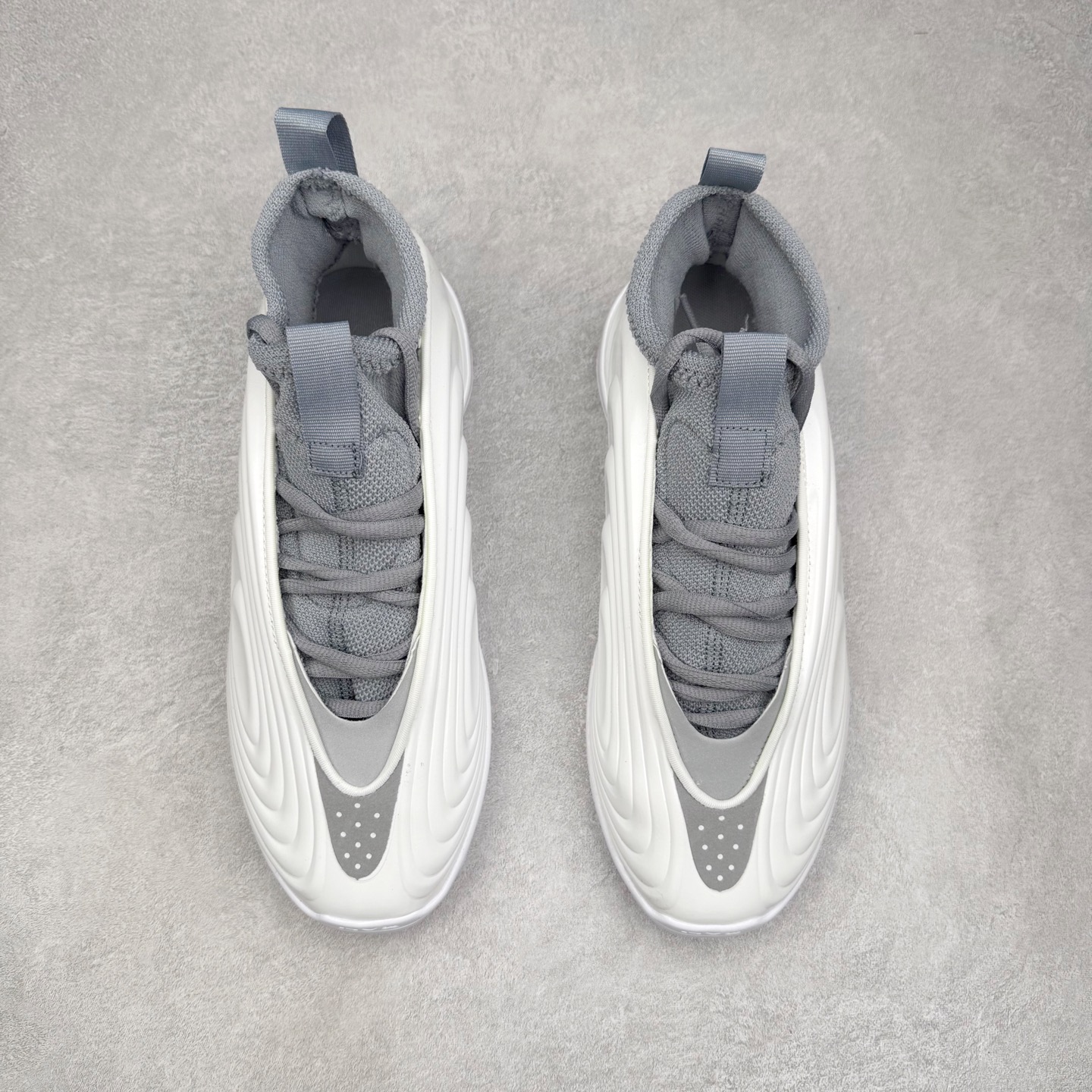 图片[2]-AD Harden Vol. 10 哈登十代签名篮球鞋 以来极具未来感与复古风格的简洁设计语言，贯彻了 James Harden 本人在球场内外秉持的「Under No One」的态度与个性。鞋形轮廓采用了流线型设计，且没有多余的线条或元素，营造出一种极具速度感的视觉印象；鞋侧的三条纹在这次则是以野兽抓痕般的形态呈现，进一步强化了鞋款的战斗氛围的同时，更带来强烈的科幻感与战斗氛围。鞋身两侧的三条纹，不仅传达蕴含战斗气息的视觉美感，亦巧妙融入透气板设计提升穿着体验，在激烈赛况中兼顾轻质舒适与时尚气息；在中底部分则采用全掌 Lightboost 科技结合 Y 型抗扭片，为赛场提供轻量化的脚感与卓越的缓震回弹支持；大底分区纹路与外底上翻设计进一步强化抓地力，无论是在变向、突破还是起跳时都能够提供稳固的支撑，满足复杂赛场需求。除了将实战性能与时尚元素融合，Harden Vol 9 亦帮助提升球员的赛场表现的同时，也在场外传递 James Harden 不断进化，不断提升自我的无畏风格。尺码：40 40.5 41 42 42.5 43 44 44.5 45 46-选品中心