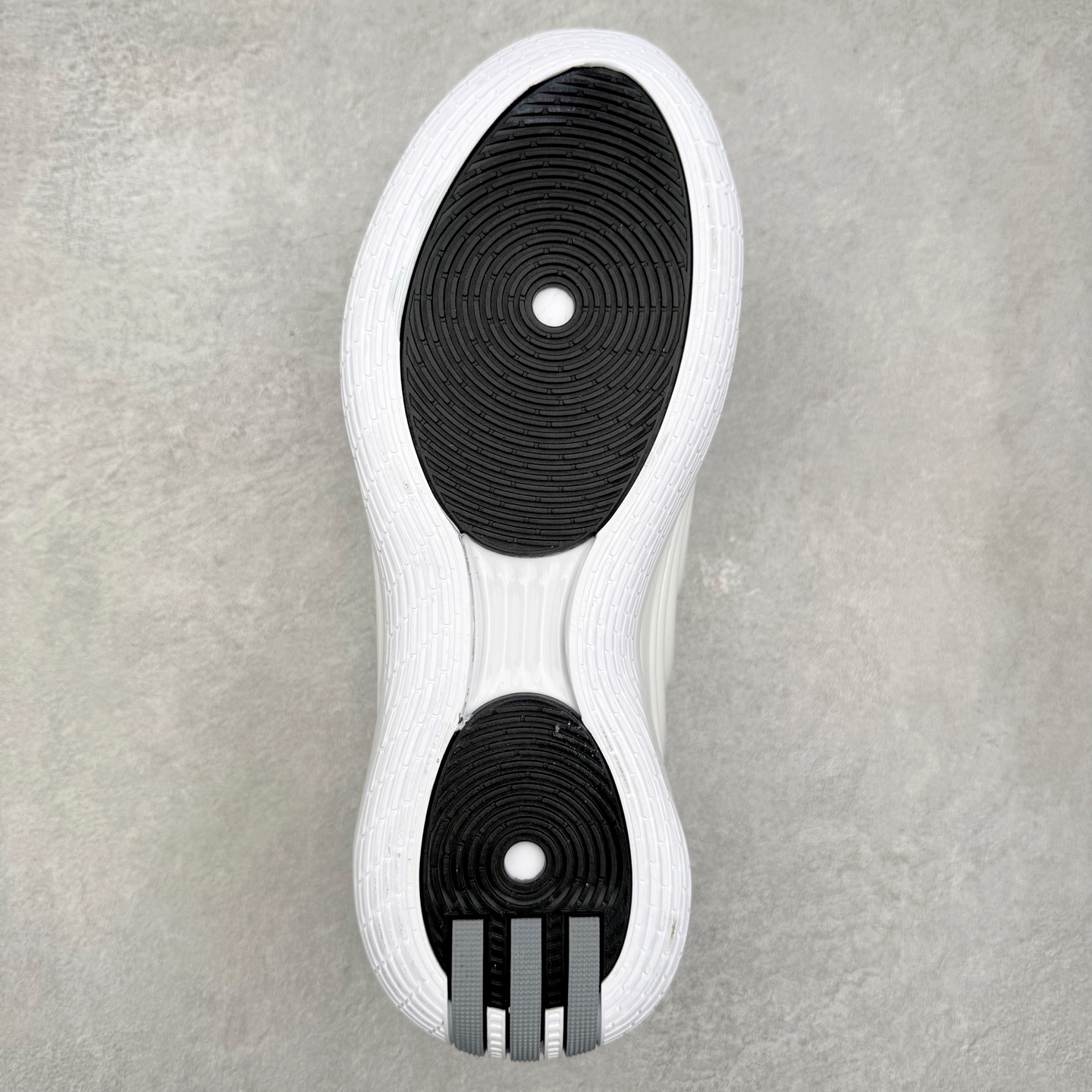 图片[9]-AD Harden Vol. 10 哈登十代签名篮球鞋 以来极具未来感与复古风格的简洁设计语言，贯彻了 James Harden 本人在球场内外秉持的「Under No One」的态度与个性。鞋形轮廓采用了流线型设计，且没有多余的线条或元素，营造出一种极具速度感的视觉印象；鞋侧的三条纹在这次则是以野兽抓痕般的形态呈现，进一步强化了鞋款的战斗氛围的同时，更带来强烈的科幻感与战斗氛围。鞋身两侧的三条纹，不仅传达蕴含战斗气息的视觉美感，亦巧妙融入透气板设计提升穿着体验，在激烈赛况中兼顾轻质舒适与时尚气息；在中底部分则采用全掌 Lightboost 科技结合 Y 型抗扭片，为赛场提供轻量化的脚感与卓越的缓震回弹支持；大底分区纹路与外底上翻设计进一步强化抓地力，无论是在变向、突破还是起跳时都能够提供稳固的支撑，满足复杂赛场需求。除了将实战性能与时尚元素融合，Harden Vol 9 亦帮助提升球员的赛场表现的同时，也在场外传递 James Harden 不断进化，不断提升自我的无畏风格。尺码：40 40.5 41 42 42.5 43 44 44.5 45 46-选品中心