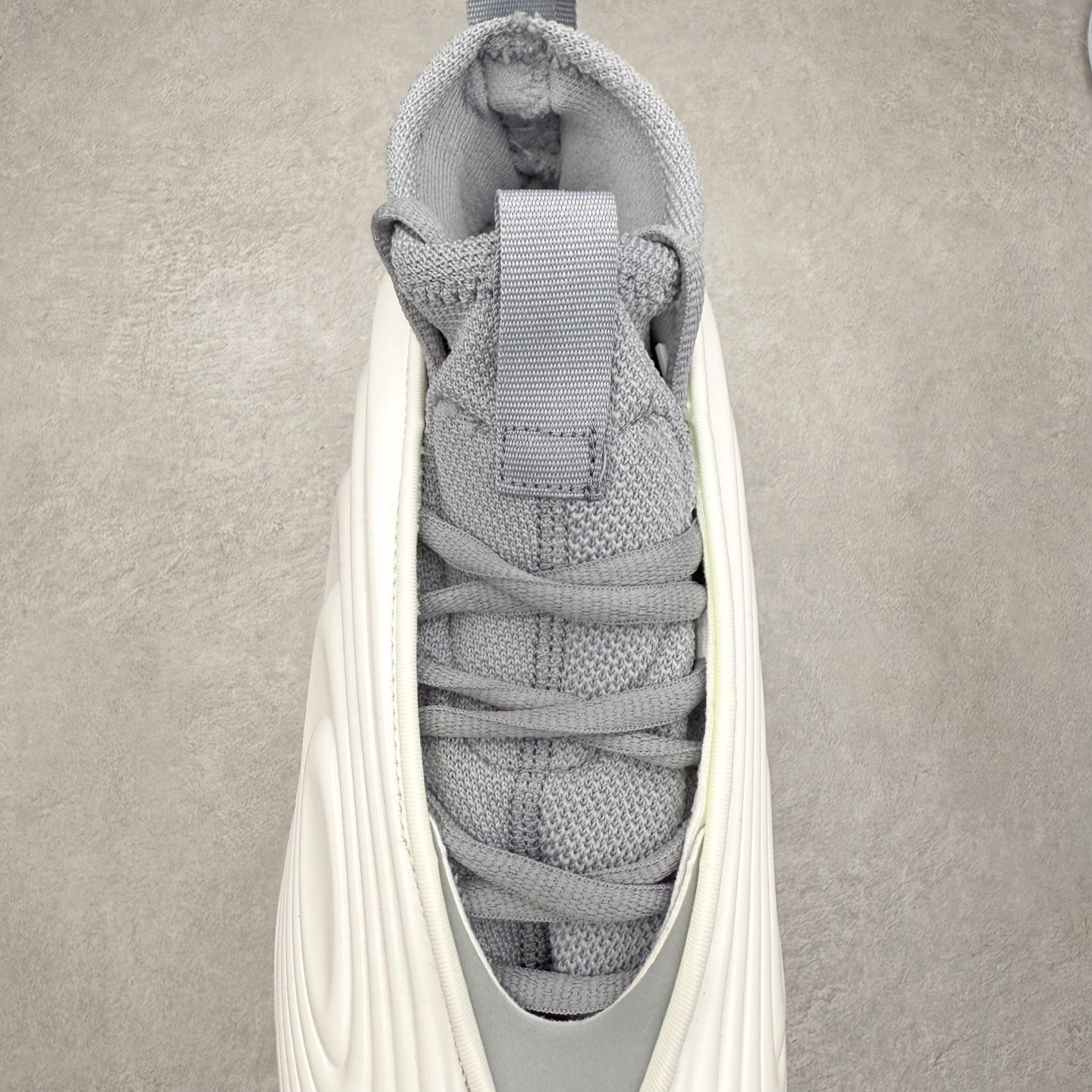 图片[5]-AD Harden Vol. 10 哈登十代签名篮球鞋 以来极具未来感与复古风格的简洁设计语言，贯彻了 James Harden 本人在球场内外秉持的「Under No One」的态度与个性。鞋形轮廓采用了流线型设计，且没有多余的线条或元素，营造出一种极具速度感的视觉印象；鞋侧的三条纹在这次则是以野兽抓痕般的形态呈现，进一步强化了鞋款的战斗氛围的同时，更带来强烈的科幻感与战斗氛围。鞋身两侧的三条纹，不仅传达蕴含战斗气息的视觉美感，亦巧妙融入透气板设计提升穿着体验，在激烈赛况中兼顾轻质舒适与时尚气息；在中底部分则采用全掌 Lightboost 科技结合 Y 型抗扭片，为赛场提供轻量化的脚感与卓越的缓震回弹支持；大底分区纹路与外底上翻设计进一步强化抓地力，无论是在变向、突破还是起跳时都能够提供稳固的支撑，满足复杂赛场需求。除了将实战性能与时尚元素融合，Harden Vol 9 亦帮助提升球员的赛场表现的同时，也在场外传递 James Harden 不断进化，不断提升自我的无畏风格。尺码：40 40.5 41 42 42.5 43 44 44.5 45 46-选品中心