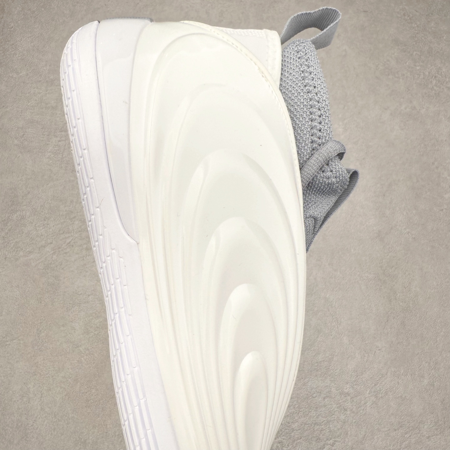 图片[6]-AD Harden Vol. 10 哈登十代签名篮球鞋 以来极具未来感与复古风格的简洁设计语言，贯彻了 James Harden 本人在球场内外秉持的「Under No One」的态度与个性。鞋形轮廓采用了流线型设计，且没有多余的线条或元素，营造出一种极具速度感的视觉印象；鞋侧的三条纹在这次则是以野兽抓痕般的形态呈现，进一步强化了鞋款的战斗氛围的同时，更带来强烈的科幻感与战斗氛围。鞋身两侧的三条纹，不仅传达蕴含战斗气息的视觉美感，亦巧妙融入透气板设计提升穿着体验，在激烈赛况中兼顾轻质舒适与时尚气息；在中底部分则采用全掌 Lightboost 科技结合 Y 型抗扭片，为赛场提供轻量化的脚感与卓越的缓震回弹支持；大底分区纹路与外底上翻设计进一步强化抓地力，无论是在变向、突破还是起跳时都能够提供稳固的支撑，满足复杂赛场需求。除了将实战性能与时尚元素融合，Harden Vol 9 亦帮助提升球员的赛场表现的同时，也在场外传递 James Harden 不断进化，不断提升自我的无畏风格。尺码：40 40.5 41 42 42.5 43 44 44.5 45 46-选品中心