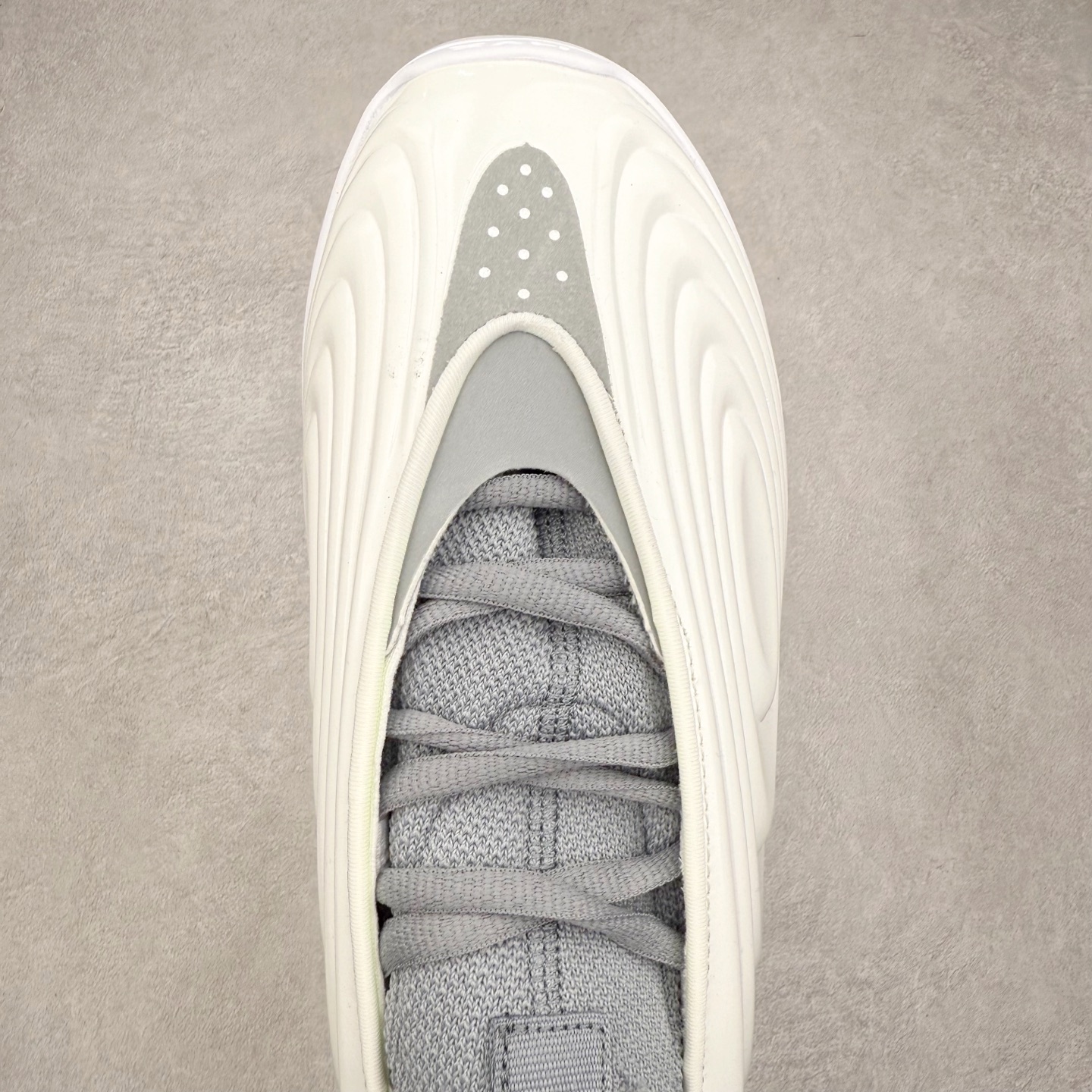 图片[4]-AD Harden Vol. 10 哈登十代签名篮球鞋 以来极具未来感与复古风格的简洁设计语言，贯彻了 James Harden 本人在球场内外秉持的「Under No One」的态度与个性。鞋形轮廓采用了流线型设计，且没有多余的线条或元素，营造出一种极具速度感的视觉印象；鞋侧的三条纹在这次则是以野兽抓痕般的形态呈现，进一步强化了鞋款的战斗氛围的同时，更带来强烈的科幻感与战斗氛围。鞋身两侧的三条纹，不仅传达蕴含战斗气息的视觉美感，亦巧妙融入透气板设计提升穿着体验，在激烈赛况中兼顾轻质舒适与时尚气息；在中底部分则采用全掌 Lightboost 科技结合 Y 型抗扭片，为赛场提供轻量化的脚感与卓越的缓震回弹支持；大底分区纹路与外底上翻设计进一步强化抓地力，无论是在变向、突破还是起跳时都能够提供稳固的支撑，满足复杂赛场需求。除了将实战性能与时尚元素融合，Harden Vol 9 亦帮助提升球员的赛场表现的同时，也在场外传递 James Harden 不断进化，不断提升自我的无畏风格。尺码：40 40.5 41 42 42.5 43 44 44.5 45 46-选品中心