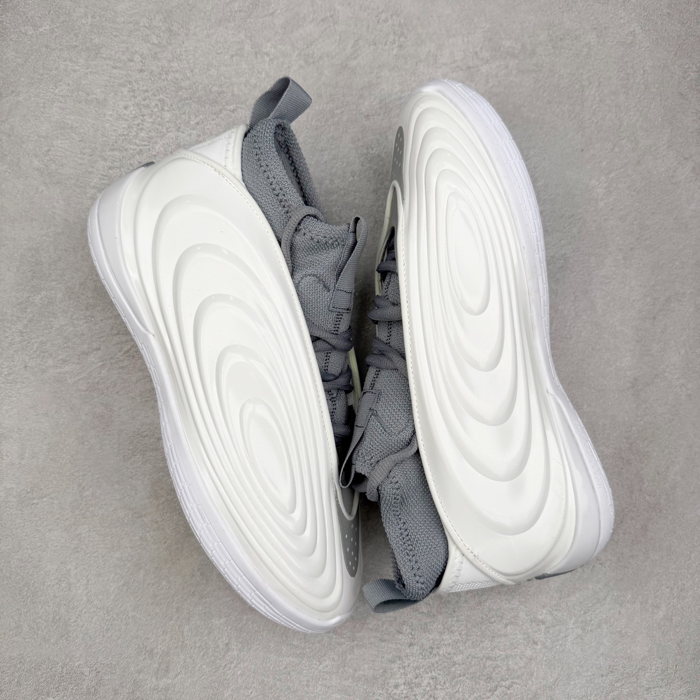 图片[3]-AD Harden Vol. 10 哈登十代签名篮球鞋 以来极具未来感与复古风格的简洁设计语言，贯彻了 James Harden 本人在球场内外秉持的「Under No One」的态度与个性。鞋形轮廓采用了流线型设计，且没有多余的线条或元素，营造出一种极具速度感的视觉印象；鞋侧的三条纹在这次则是以野兽抓痕般的形态呈现，进一步强化了鞋款的战斗氛围的同时，更带来强烈的科幻感与战斗氛围。鞋身两侧的三条纹，不仅传达蕴含战斗气息的视觉美感，亦巧妙融入透气板设计提升穿着体验，在激烈赛况中兼顾轻质舒适与时尚气息；在中底部分则采用全掌 Lightboost 科技结合 Y 型抗扭片，为赛场提供轻量化的脚感与卓越的缓震回弹支持；大底分区纹路与外底上翻设计进一步强化抓地力，无论是在变向、突破还是起跳时都能够提供稳固的支撑，满足复杂赛场需求。除了将实战性能与时尚元素融合，Harden Vol 9 亦帮助提升球员的赛场表现的同时，也在场外传递 James Harden 不断进化，不断提升自我的无畏风格。尺码：40 40.5 41 42 42.5 43 44 44.5 45 46-选品中心