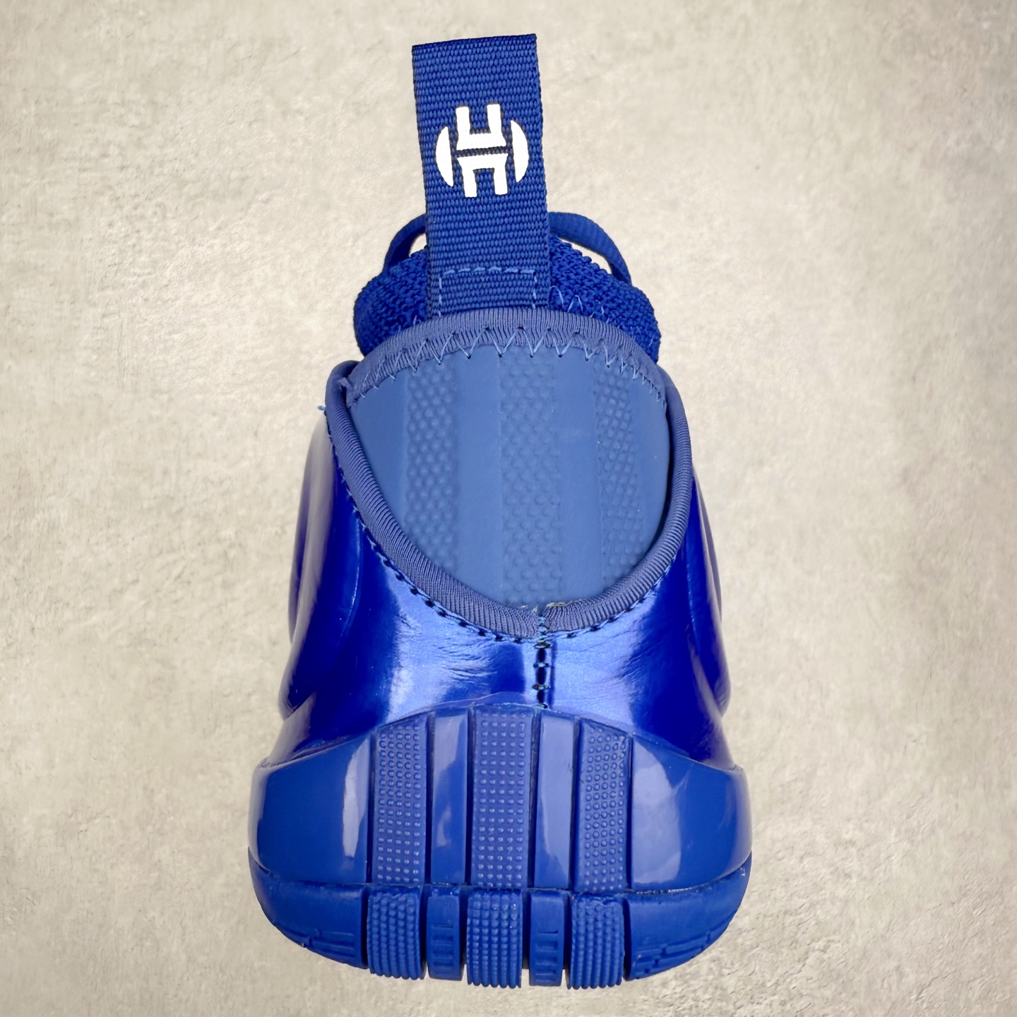 图片[8]-AD Harden Vol. 10 哈登十代签名篮球鞋 以来极具未来感与复古风格的简洁设计语言，贯彻了 James Harden 本人在球场内外秉持的「Under No One」的态度与个性。鞋形轮廓采用了流线型设计，且没有多余的线条或元素，营造出一种极具速度感的视觉印象；鞋侧的三条纹在这次则是以野兽抓痕般的形态呈现，进一步强化了鞋款的战斗氛围的同时，更带来强烈的科幻感与战斗氛围。鞋身两侧的三条纹，不仅传达蕴含战斗气息的视觉美感，亦巧妙融入透气板设计提升穿着体验，在激烈赛况中兼顾轻质舒适与时尚气息；在中底部分则采用全掌 Lightboost 科技结合 Y 型抗扭片，为赛场提供轻量化的脚感与卓越的缓震回弹支持；大底分区纹路与外底上翻设计进一步强化抓地力，无论是在变向、突破还是起跳时都能够提供稳固的支撑，满足复杂赛场需求。除了将实战性能与时尚元素融合，Harden Vol 9 亦帮助提升球员的赛场表现的同时，也在场外传递 James Harden 不断进化，不断提升自我的无畏风格。尺码：40 40.5 41 42 42.5 43 44 44.5 45 46-选品中心