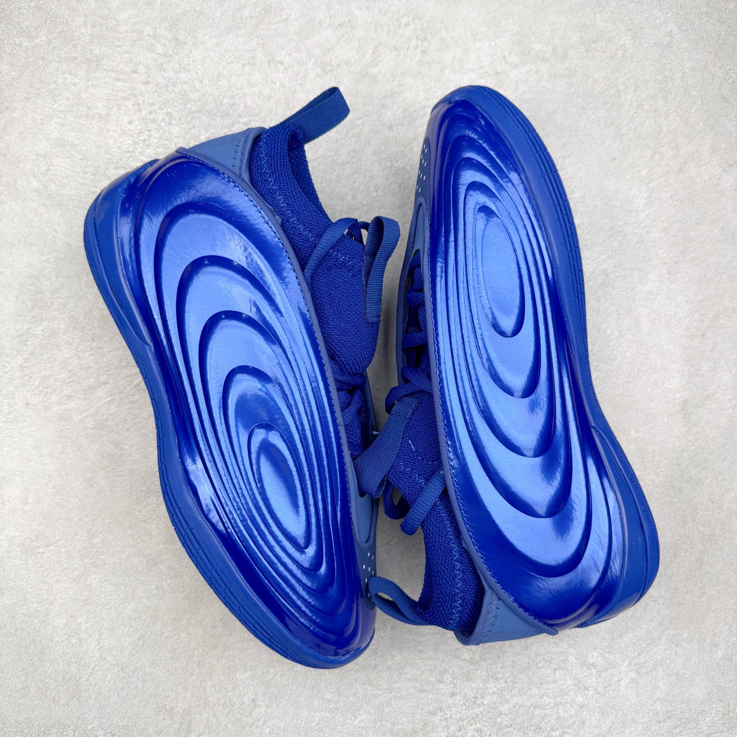 图片[3]-AD Harden Vol. 10 哈登十代签名篮球鞋 以来极具未来感与复古风格的简洁设计语言，贯彻了 James Harden 本人在球场内外秉持的「Under No One」的态度与个性。鞋形轮廓采用了流线型设计，且没有多余的线条或元素，营造出一种极具速度感的视觉印象；鞋侧的三条纹在这次则是以野兽抓痕般的形态呈现，进一步强化了鞋款的战斗氛围的同时，更带来强烈的科幻感与战斗氛围。鞋身两侧的三条纹，不仅传达蕴含战斗气息的视觉美感，亦巧妙融入透气板设计提升穿着体验，在激烈赛况中兼顾轻质舒适与时尚气息；在中底部分则采用全掌 Lightboost 科技结合 Y 型抗扭片，为赛场提供轻量化的脚感与卓越的缓震回弹支持；大底分区纹路与外底上翻设计进一步强化抓地力，无论是在变向、突破还是起跳时都能够提供稳固的支撑，满足复杂赛场需求。除了将实战性能与时尚元素融合，Harden Vol 9 亦帮助提升球员的赛场表现的同时，也在场外传递 James Harden 不断进化，不断提升自我的无畏风格。尺码：40 40.5 41 42 42.5 43 44 44.5 45 46-选品中心