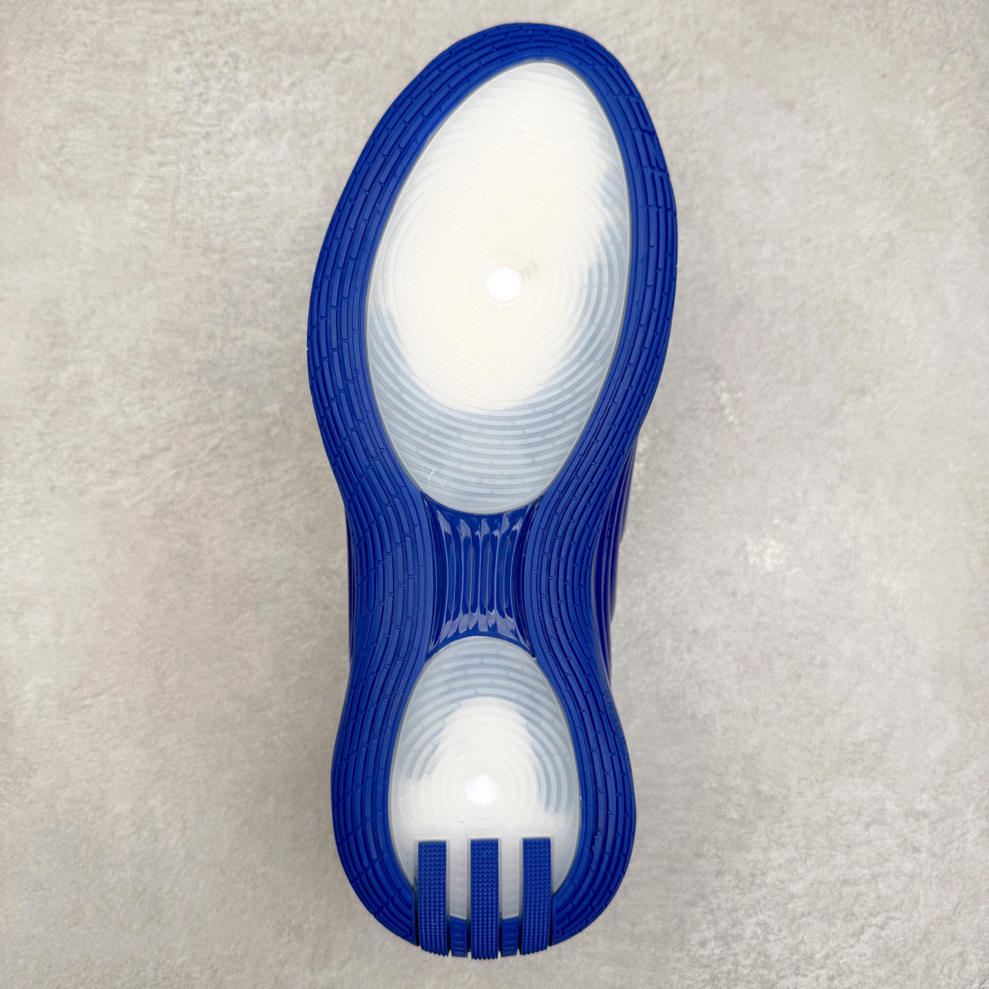 图片[9]-AD Harden Vol. 10 哈登十代签名篮球鞋 以来极具未来感与复古风格的简洁设计语言，贯彻了 James Harden 本人在球场内外秉持的「Under No One」的态度与个性。鞋形轮廓采用了流线型设计，且没有多余的线条或元素，营造出一种极具速度感的视觉印象；鞋侧的三条纹在这次则是以野兽抓痕般的形态呈现，进一步强化了鞋款的战斗氛围的同时，更带来强烈的科幻感与战斗氛围。鞋身两侧的三条纹，不仅传达蕴含战斗气息的视觉美感，亦巧妙融入透气板设计提升穿着体验，在激烈赛况中兼顾轻质舒适与时尚气息；在中底部分则采用全掌 Lightboost 科技结合 Y 型抗扭片，为赛场提供轻量化的脚感与卓越的缓震回弹支持；大底分区纹路与外底上翻设计进一步强化抓地力，无论是在变向、突破还是起跳时都能够提供稳固的支撑，满足复杂赛场需求。除了将实战性能与时尚元素融合，Harden Vol 9 亦帮助提升球员的赛场表现的同时，也在场外传递 James Harden 不断进化，不断提升自我的无畏风格。尺码：40 40.5 41 42 42.5 43 44 44.5 45 46-选品中心