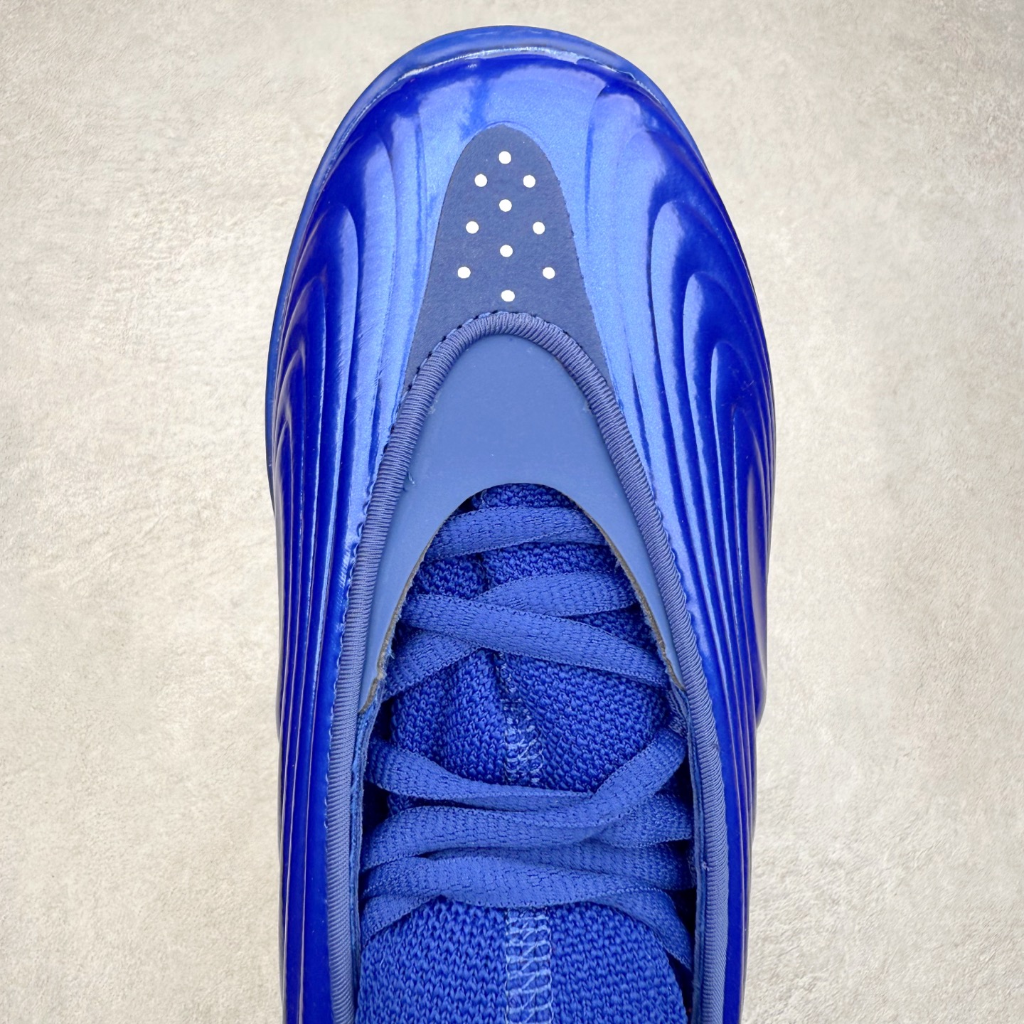 图片[4]-AD Harden Vol. 10 哈登十代签名篮球鞋 以来极具未来感与复古风格的简洁设计语言，贯彻了 James Harden 本人在球场内外秉持的「Under No One」的态度与个性。鞋形轮廓采用了流线型设计，且没有多余的线条或元素，营造出一种极具速度感的视觉印象；鞋侧的三条纹在这次则是以野兽抓痕般的形态呈现，进一步强化了鞋款的战斗氛围的同时，更带来强烈的科幻感与战斗氛围。鞋身两侧的三条纹，不仅传达蕴含战斗气息的视觉美感，亦巧妙融入透气板设计提升穿着体验，在激烈赛况中兼顾轻质舒适与时尚气息；在中底部分则采用全掌 Lightboost 科技结合 Y 型抗扭片，为赛场提供轻量化的脚感与卓越的缓震回弹支持；大底分区纹路与外底上翻设计进一步强化抓地力，无论是在变向、突破还是起跳时都能够提供稳固的支撑，满足复杂赛场需求。除了将实战性能与时尚元素融合，Harden Vol 9 亦帮助提升球员的赛场表现的同时，也在场外传递 James Harden 不断进化，不断提升自我的无畏风格。尺码：40 40.5 41 42 42.5 43 44 44.5 45 46-选品中心